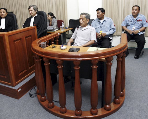 Khmer Rouge-inquisiteur Duch zit in de beklaagdenbank tijdens zijn tweede openbare verschijning bij de Buitengewone Kamers in de rechtbanken van Cambodja