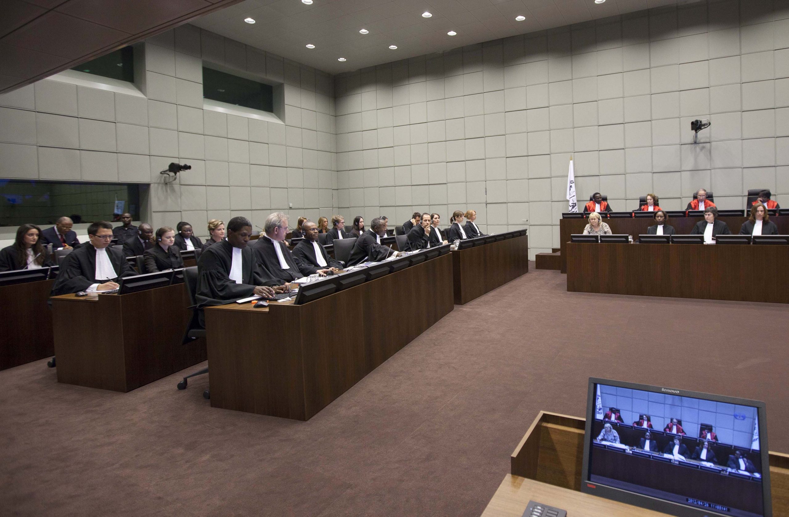 Oud-president van Liberia Taylor en rechters wonen een hoorzitting bij in de rechtszaal van het Speciale Hof voor Sierra Leone in Leidschendam.