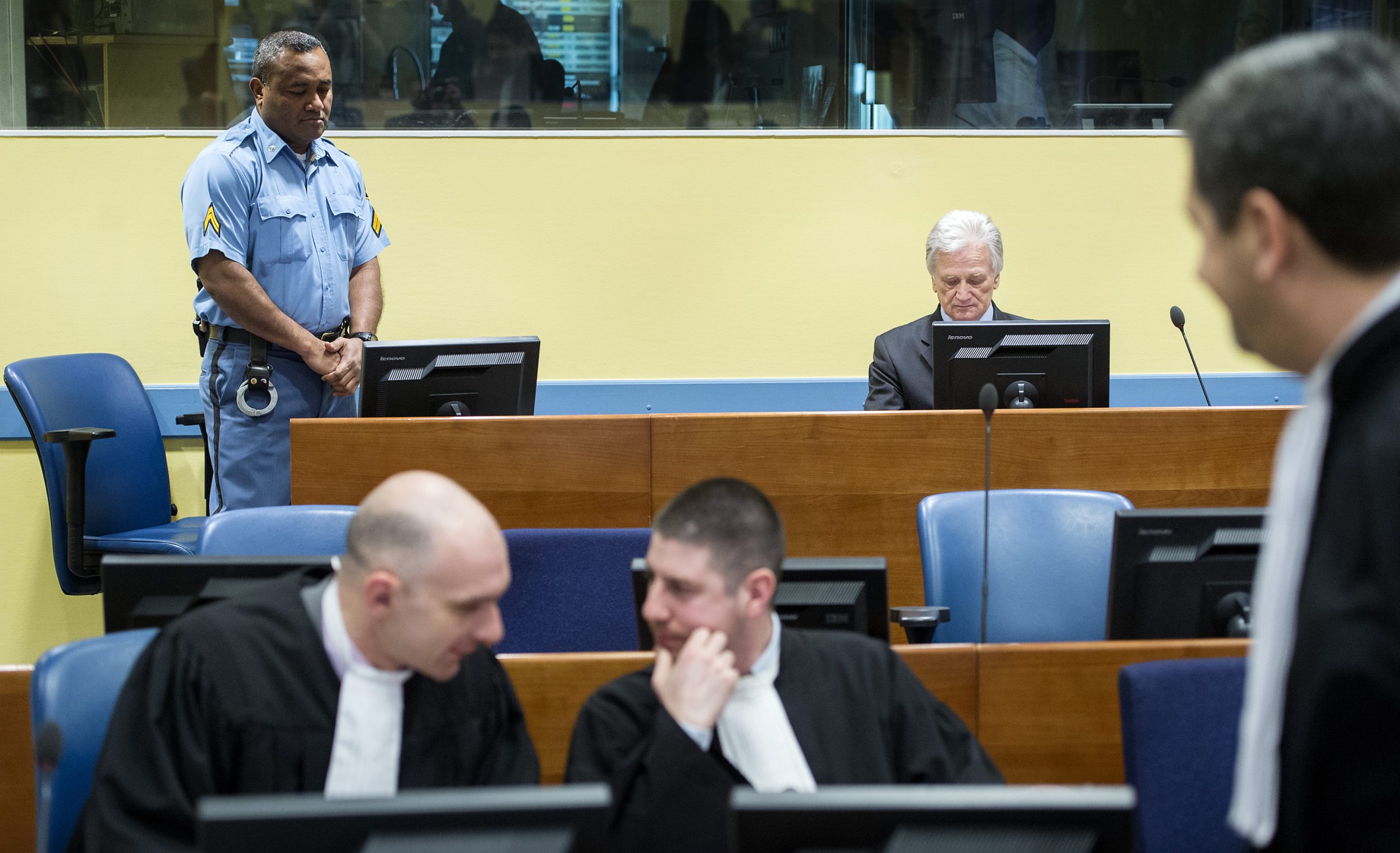 Perisic, de voormalige stafchef van het Joegoslavische leger, woont een hoorzitting bij in de rechtszaal van het Joegoslavië-tribunaal (ICTY) in Den Haag