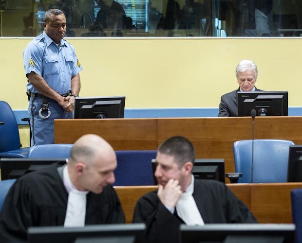 Perisic, de voormalige stafchef van het Joegoslavische leger, woont een hoorzitting bij in de rechtszaal van het Joegoslavië-tribunaal (ICTY) in Den Haag
