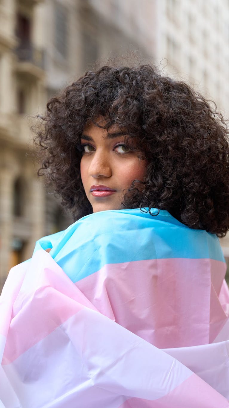 Persoon met transgender vlag