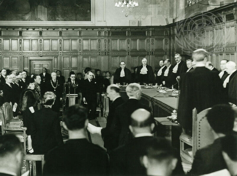 Inauguratie van het Internationaal Gerechtshof in Den Haag, in aanwezigheid van koningin Juliana en prins Bernhard.