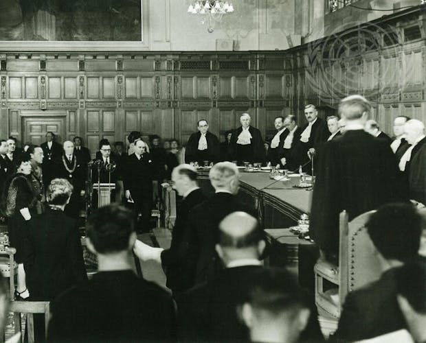 Inauguratie van het Internationaal Gerechtshof in Den Haag, in aanwezigheid van koningin Juliana en prins Bernhard.
