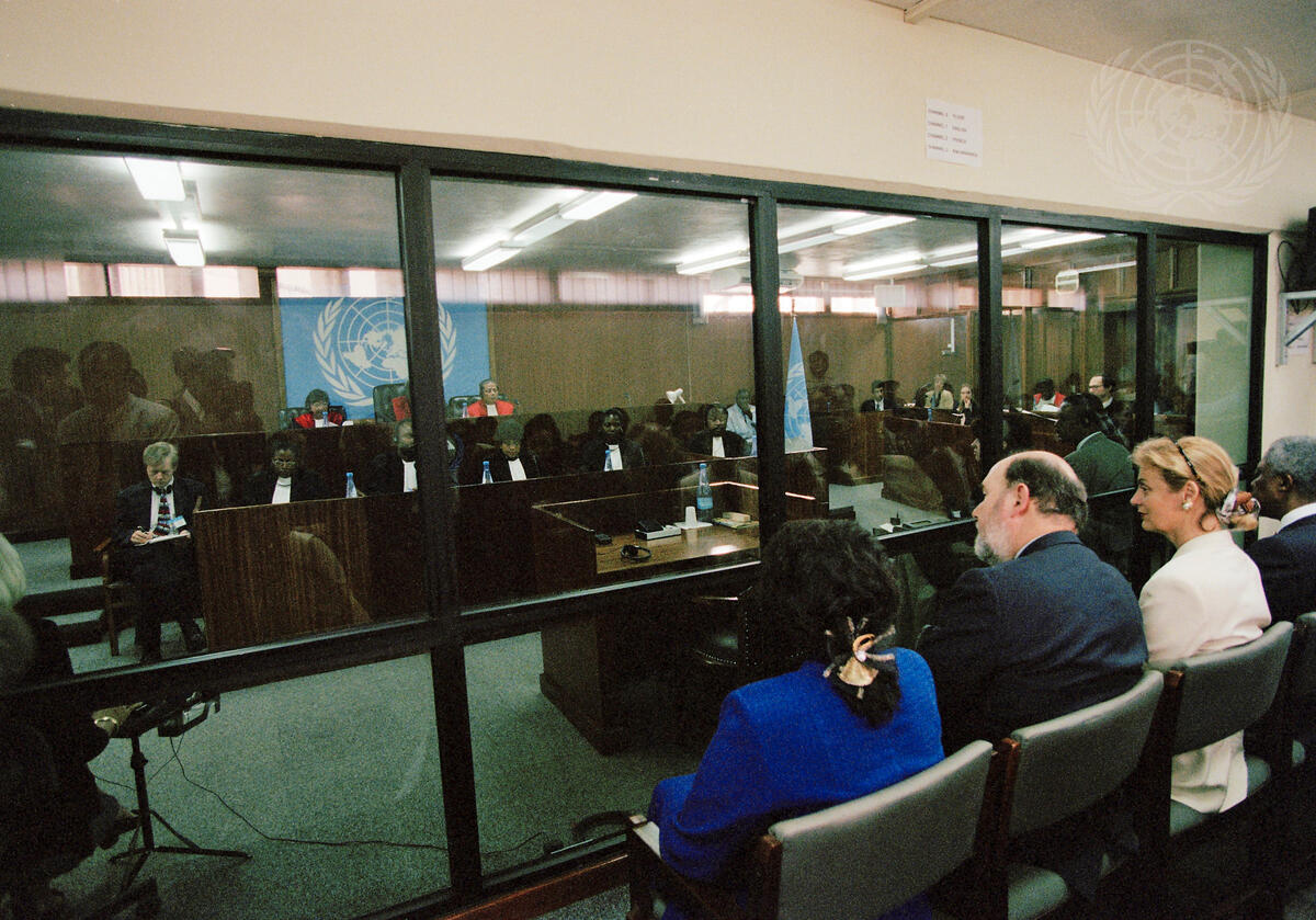 Secretaris-generaal Kofi Annan (rechts) en Nane Annan (tweede van rechts) observeren een hoorzitting van het Internationaal Straftribunaal voor Rwanda.