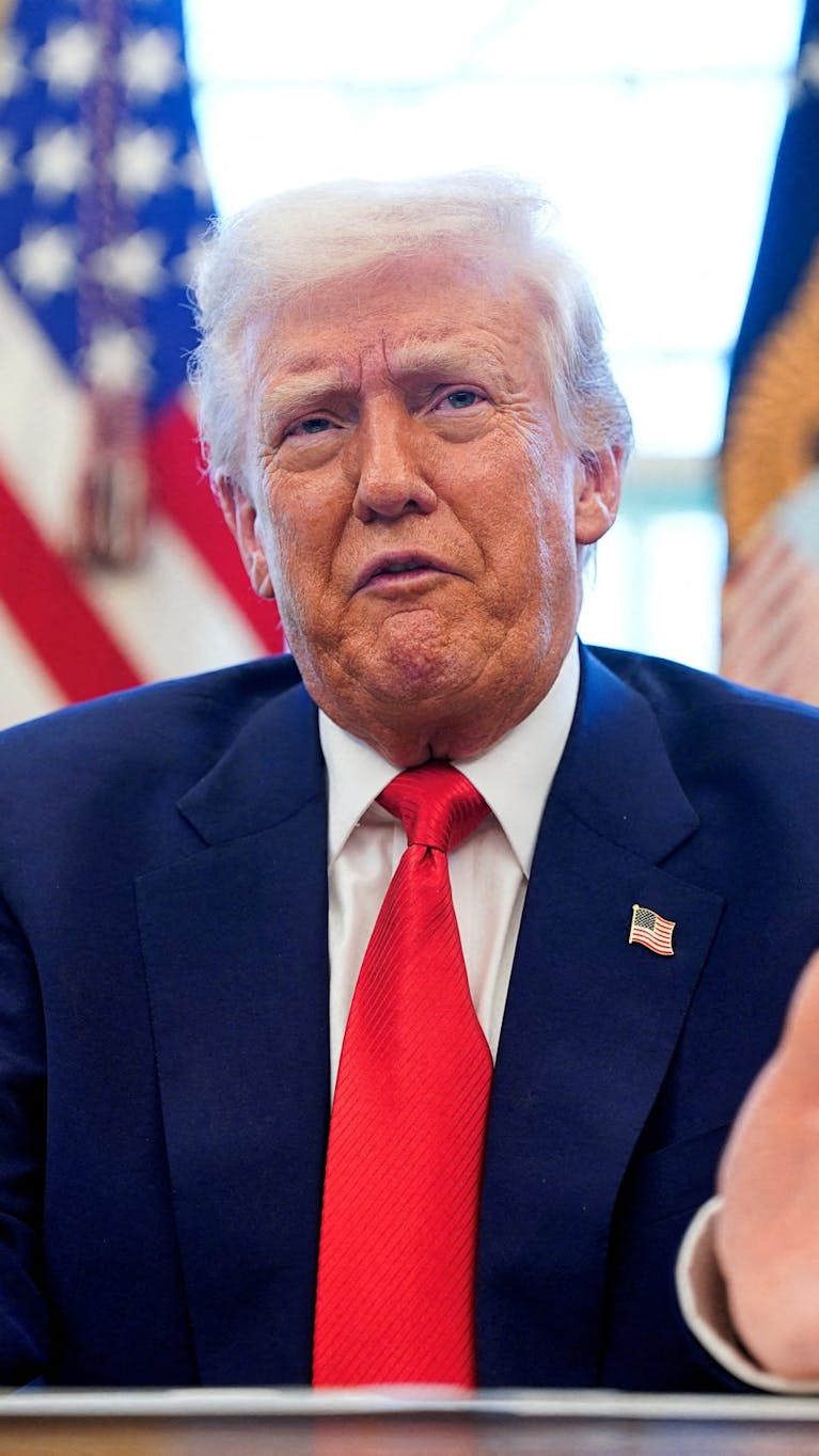 President Trump aan een bureau