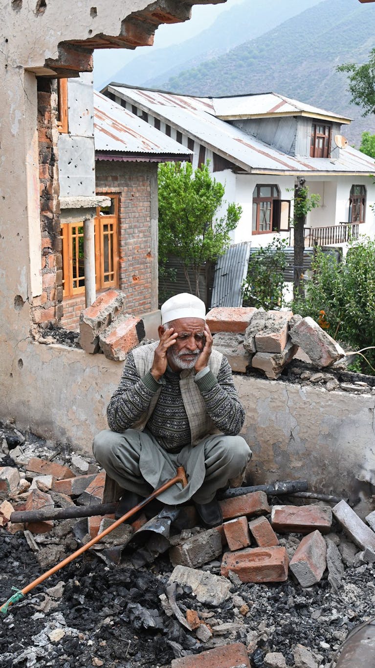 Een man zit in een getroffen huis na een aanval van Pakistan, Uri, Jammu en Kashmir. 8 Mei 2025.