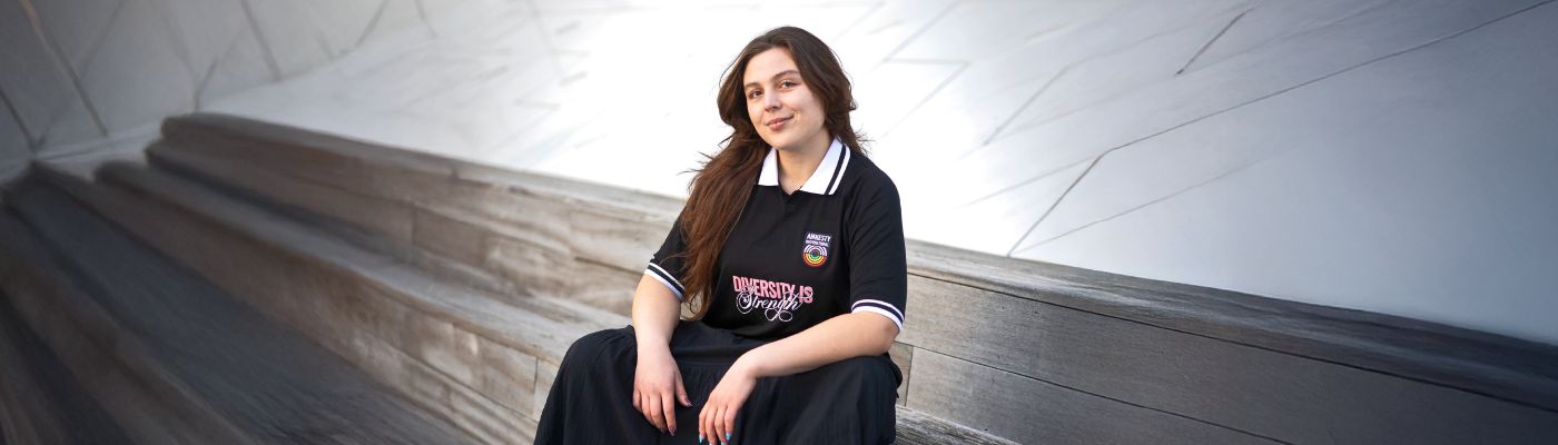 model poseert in solidarity t-shirt