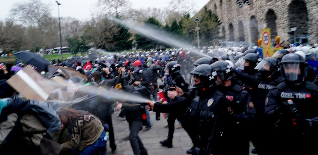 De Turkse autoriteiten moeten snel, onafhankelijk, onpartijdig en effectief onderzoek doen naar vermeende mensenrechtenschendingen door wetshandhavers tijdens de massale protesten in maart 2025, waarvan sommige kunnen neerkomen op marteling, aldus Amnesty International in een nieuw onderzoek. “Ik kan niet ademen”: Beschuldigingen van marteling en andere mishandeling tijdens protesten in maart documenteert politiegeweld tijdens en in de nasleep van grotendeels vreedzame landelijke protesten die losbarstten na de aanhouding van Ekrem İmamoğlu, burgemeester van Istanbul en presidentskandidaat van de oppositie Volksrepublikeinse Partij (CHP), en 91 anderen op 19 maart 2025.