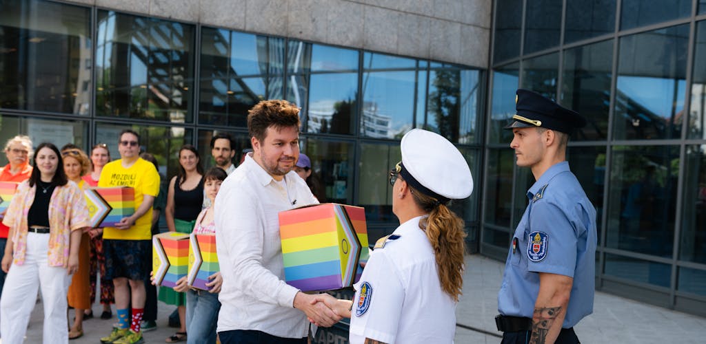 Overhandiging van petitie door David Vig van Amnesty Hongarije aan politie.
