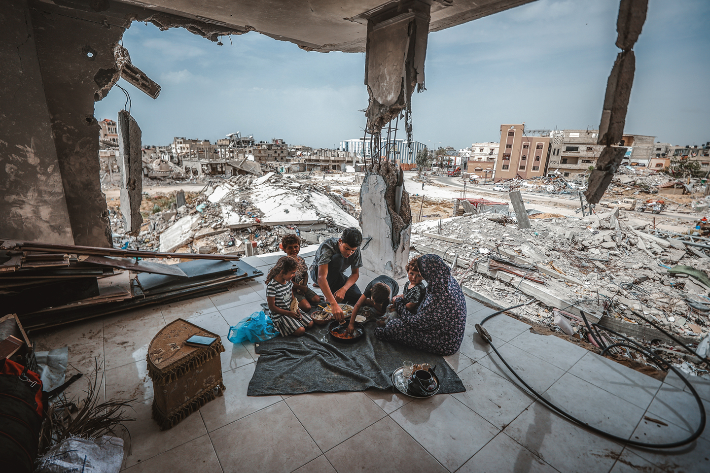 Palestinians returning to Khan Yunis try to hold on to life