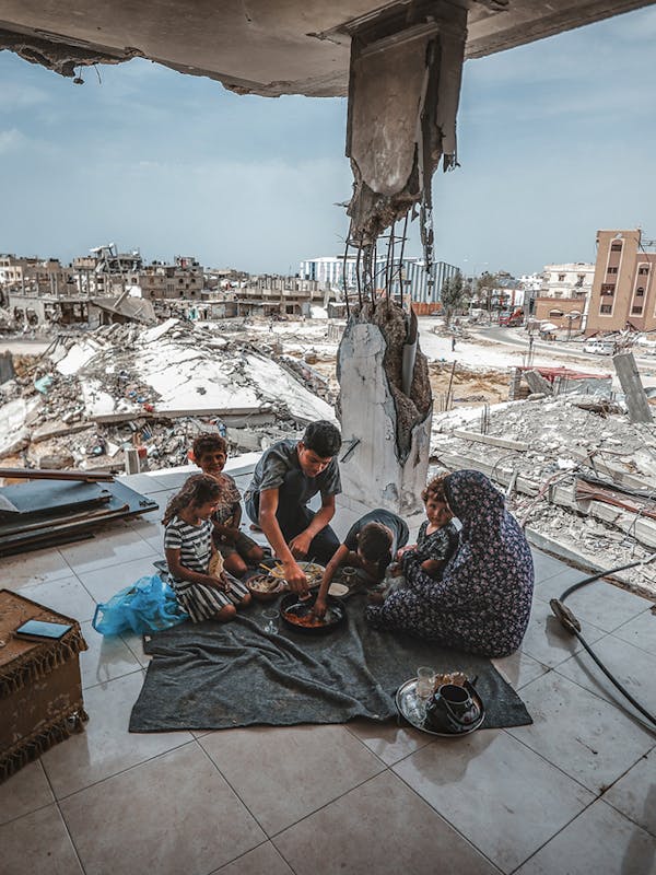 Palestinians returning to Khan Yunis try to hold on to life