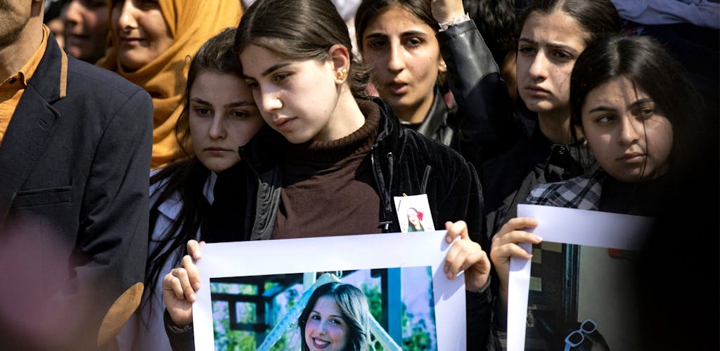 Demonstratie in het noordoosten van Syrie tegen sectarisch geweld tegen de Alawieten. Maart 2025