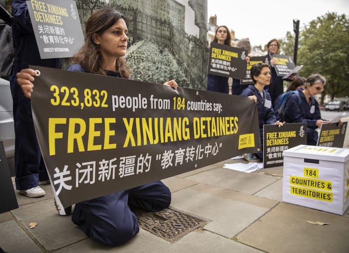 Overhandiging petitie bij de Chinese ambassade in Londen, 2021.