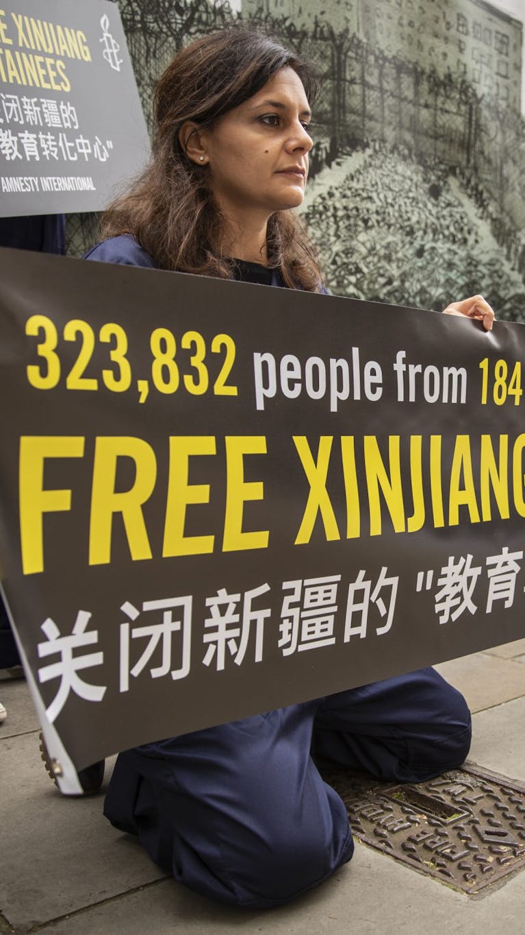 Overhandiging petitie bij de Chinese ambassade in Londen, 2021.