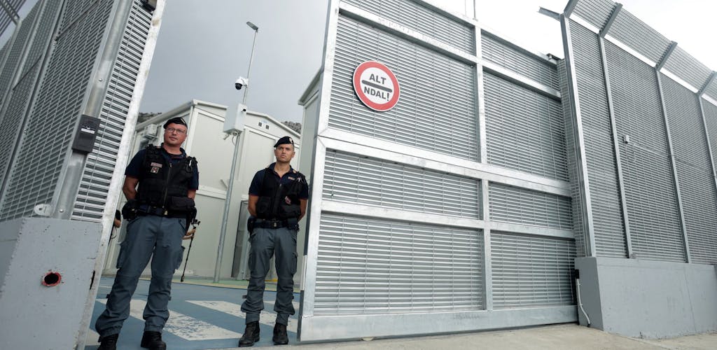 Italiaanse politie bij een nieuw detentiecentrum in Albanie.