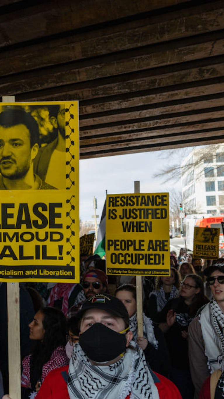 Amerikaanse demonstranten protesteren tegen de arrestatie van Mahmoud Khalil. De VS zet surveillance tools die gebruikmaken van AI in om pro-Palestina-demonstranten zoals hij te volgen en hun visum in te trekken.