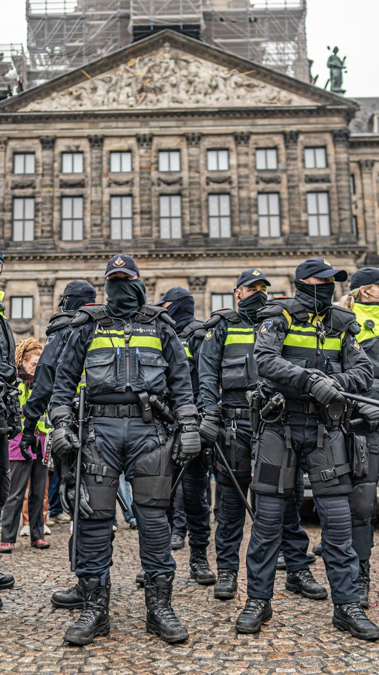 Amsterdam, Nederland, 10/11/24 | Pro-Palestijnse demonstranten verzamelden zich zondagmiddag op de Dam in Amsterdam, ondanks het demonstratieverbod en een noodverordening die door burgemeester Halsema werd ingesteld na ongeregeldheden rondom de Ajax-Maccabi wedstrijd. De politie greep hard in. Meerdere arrestaties.