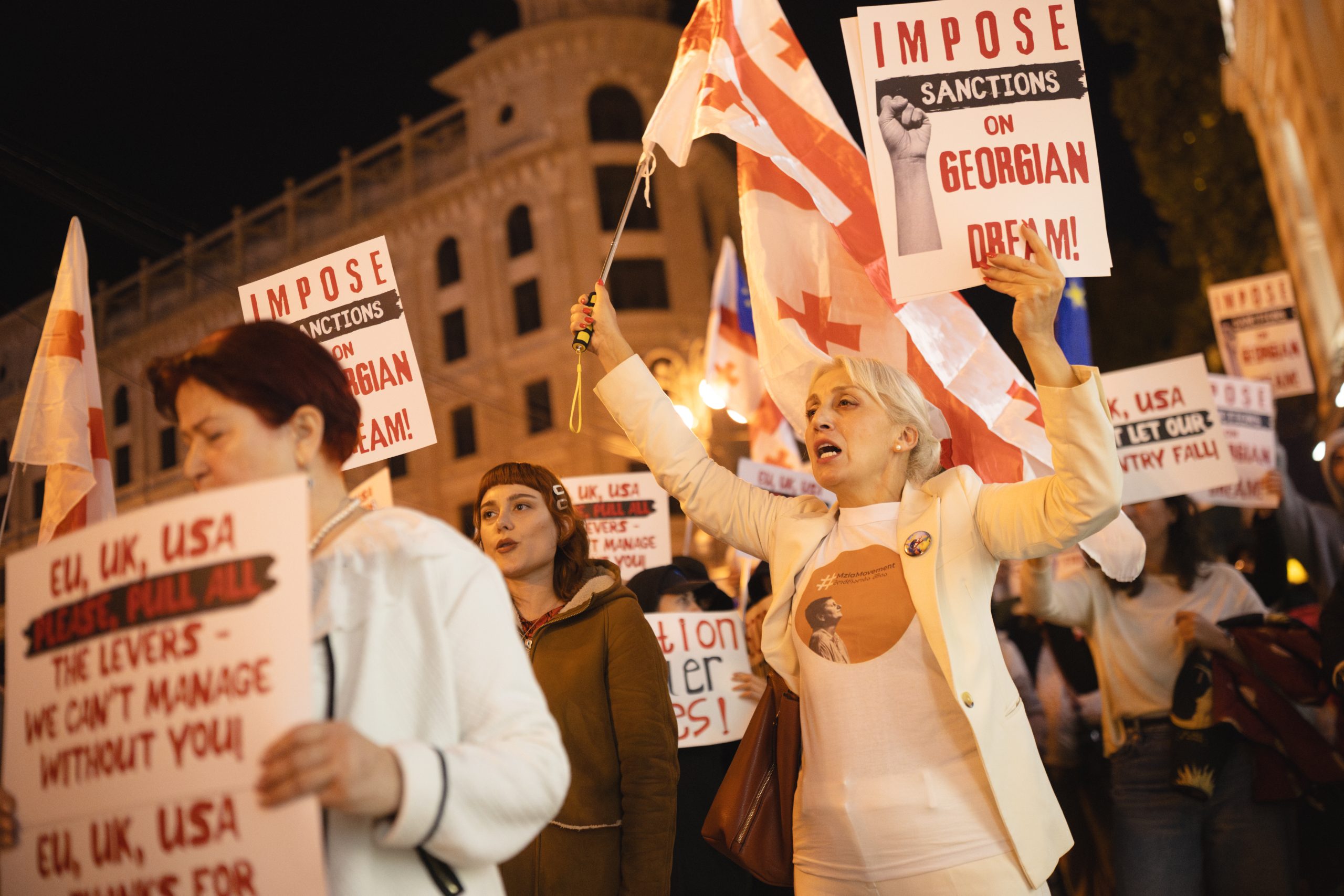 Op 19 oktober vindt in Tbilisi, Georgië, een protestmars plaats onder de naam ‘Sanction Ivanishvili’, van het Europa-plein naar het parlementsgebouw aan de Rustaveli-laan. De laan is afgesloten voor de 326e dag van aanhoudende protesten. Volgens de onlangs aangenomen nieuwe wetten kunnen demonstranten worden veroordeeld tot 15 dagen administratieve hechtenis en tot één à twee jaar voor recidive. (Foto door Sebastien Canaud/NurPhoto)