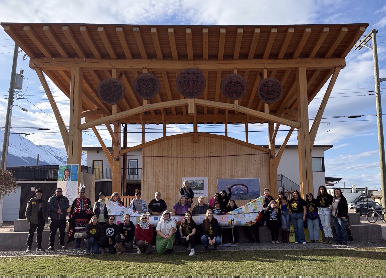 Amnesty overhandigde 26.000 solidariteitsbrieven aan Sleydo' en andere leden van de Wet'suwet'en-gemeenschap. April 2025.