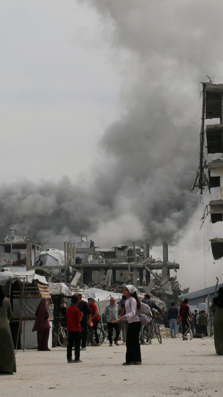 Palestijnen zoeken dekking wanneer een Israëlische aanval het huis van de familie Hmeid in Jabalia in het noorden van de Gazastrook treft op 15 mei 2025.