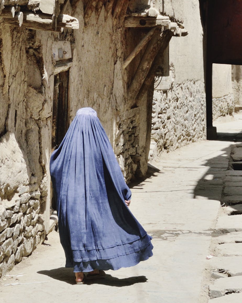 De oude binnenstad van de Afghaanse hoofdstad Kabul. De burqa is verplicht voor vrouwen op straat.