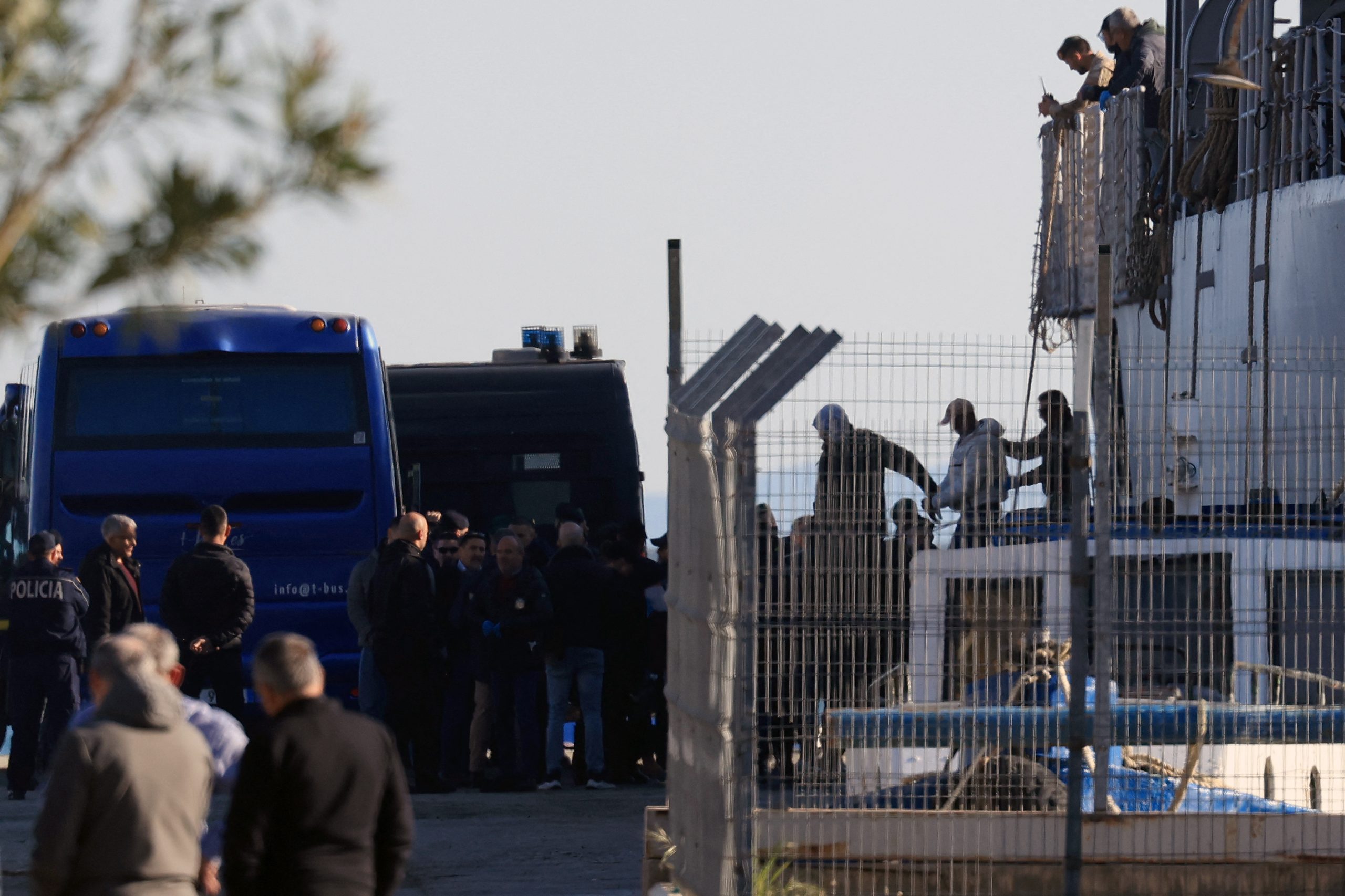 Migranten uit Italiaanse detentiecentra komen aan in Albanie.