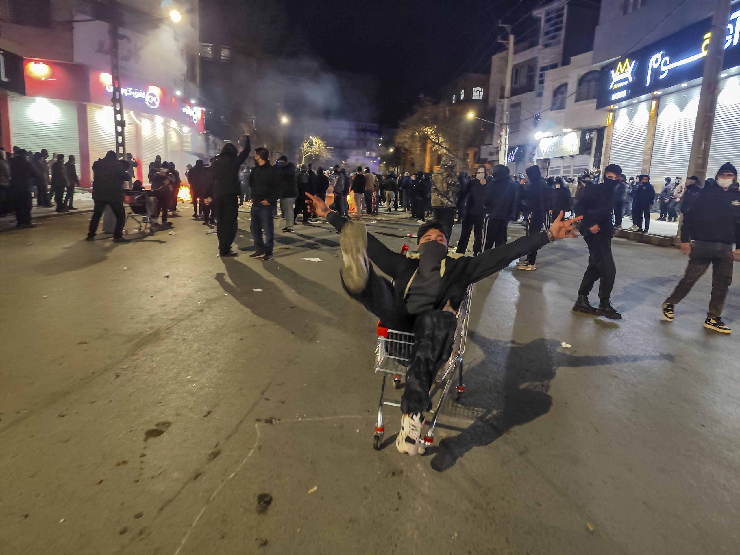 Iraniërs verzamelen zich terwijl ze een straat blokkeren tijdens een protest in Kermanshah, Iran, op 8 januari 2026. De landelijke protesten begonnen eind december in de Grote Bazaar van Teheran tegen het falende economische beleid, verspreidden zich naar universiteiten en andere steden en omvatten zowel economische slogans als politieke en anti-regeringsslogans.