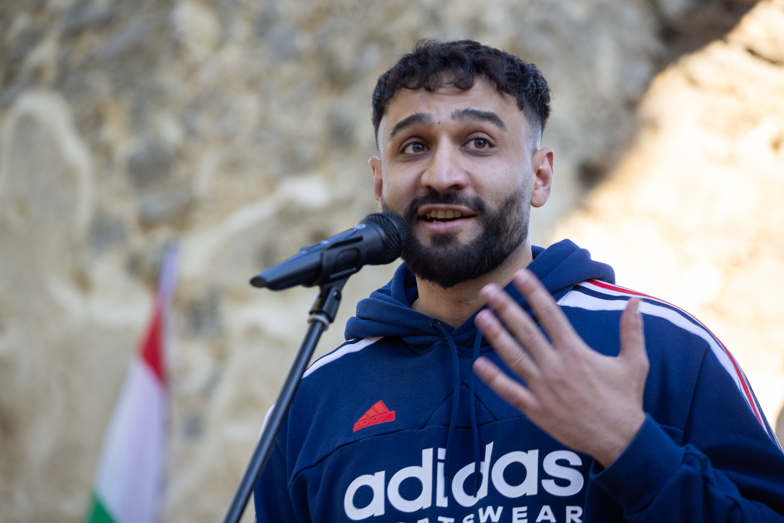 Géza Buzás-Hábel houdt een toespraak tijdens de verboden Pécs Pride.