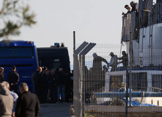 Migranten uit verschillende detentiecentra in heel Italië worden door de politie begeleid bij het ontschepen van het offshore patrouillevaartuig ITS LIBRA van de Italiaanse marine, bij hun aankomst in de haven van Shengjin, Albanië, op 11 april 2025, na het besluit van de Italiaanse regering om een Albanees migratiecentrum te herbestemmen tot een volledig repatriëringsdetentiecentrum. Tientallen migranten zijn vanuit Italië in Albanië aangekomen om te worden ondergebracht in door Italië beheerde centra voor mensen die op uitzetting wachten. Twee door Italië beheerde faciliteiten, gelegen nabij de kust in het noorden van Albanië, zijn afgelopen oktober geopend als verwerkingscentra voor potentiële asielzoekers die op zee zijn onderschept, een experimenteel project dat nauwlettend in de gaten wordt gehouden door de partners van de Europese Unie.