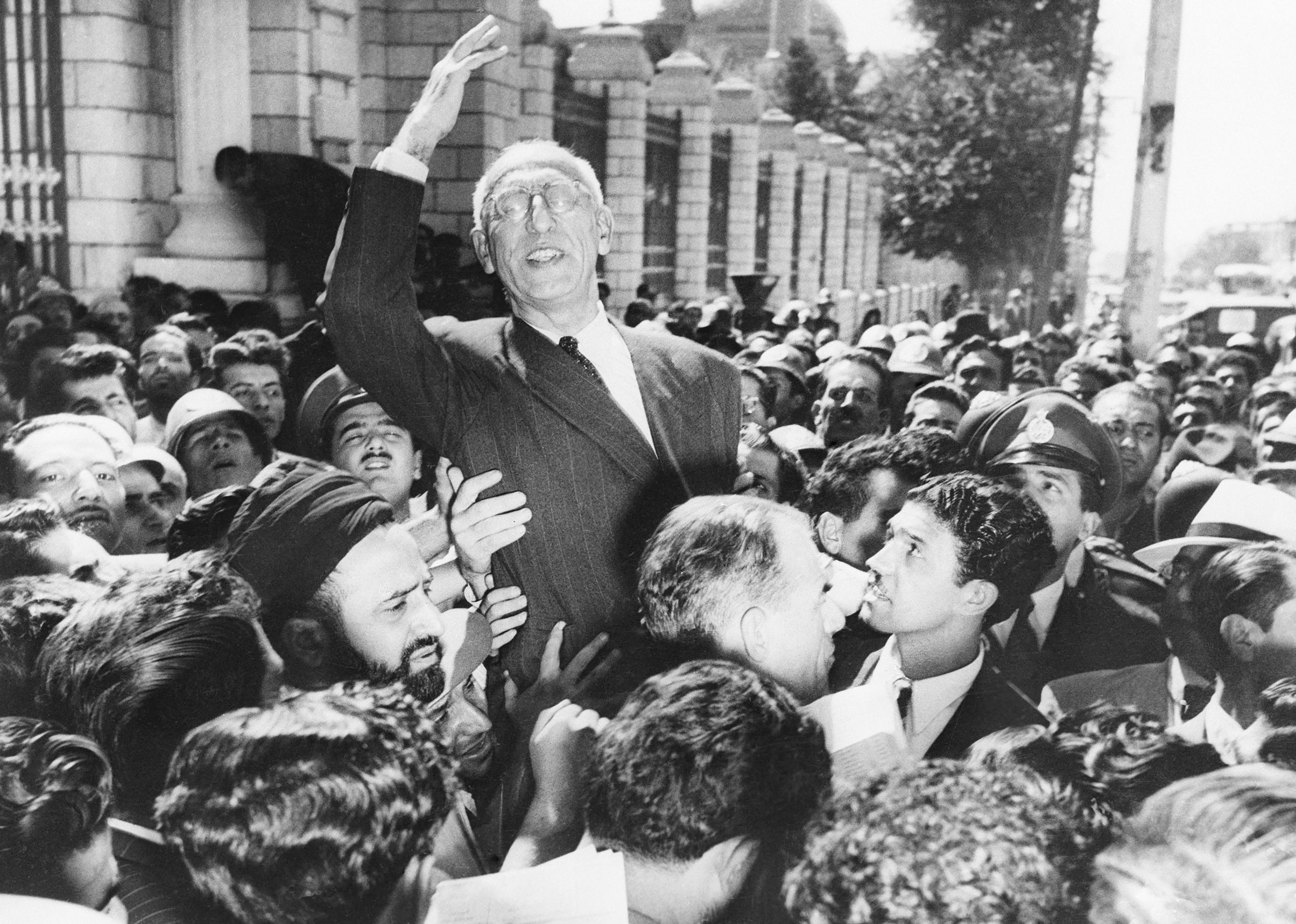 Premier Mohammad Mossadegh wordt gedragen op de schouders van juichende menigten op het Majlisplein in Teheran, voor het parlementsgebouw, nadat hij op 27 september 1951 zijn standpunt over nationalisatie van de olie-industrie aan zijn aanhangers had herhaald. Terwijl de inlichtingendienst nieuwe details onthult over een van de beroemdste CIA-operaties aller tijden, de evacuatie van zes Amerikaanse diplomaten die in 1979 ontsnapten aan de bezetting van de Amerikaanse ambassade in Iran, heeft de dienst voor het eerst ook iets anders erkend. De CIA beschrijft de staatsgreep van 1953 in Iran, die zij steunde en die de premier ten val bracht en de heerschappij van sjah Mohammad Reza Pahlavi vestigde, nu officieel als ondemocratisch.