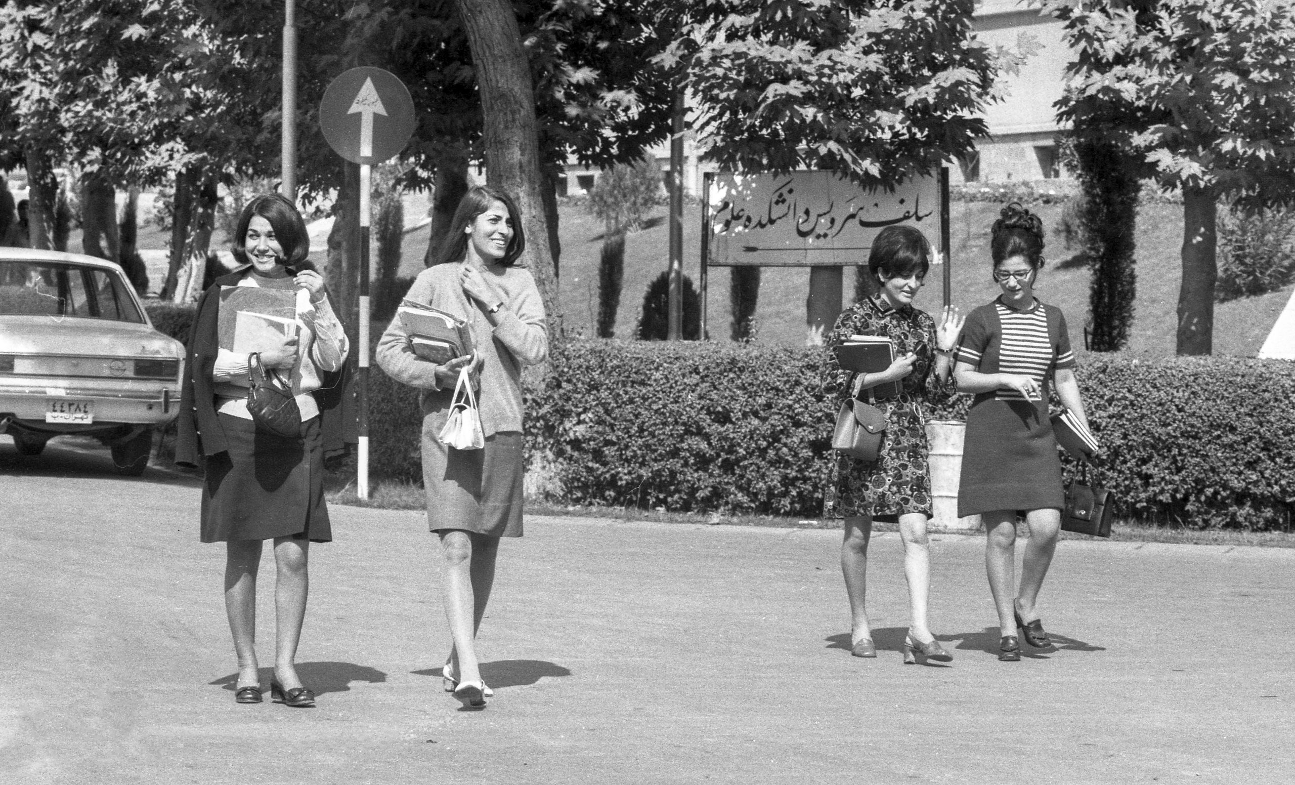 Jonge vrouwen gekleed in westerse mode op straat in Teheran, in 1968.