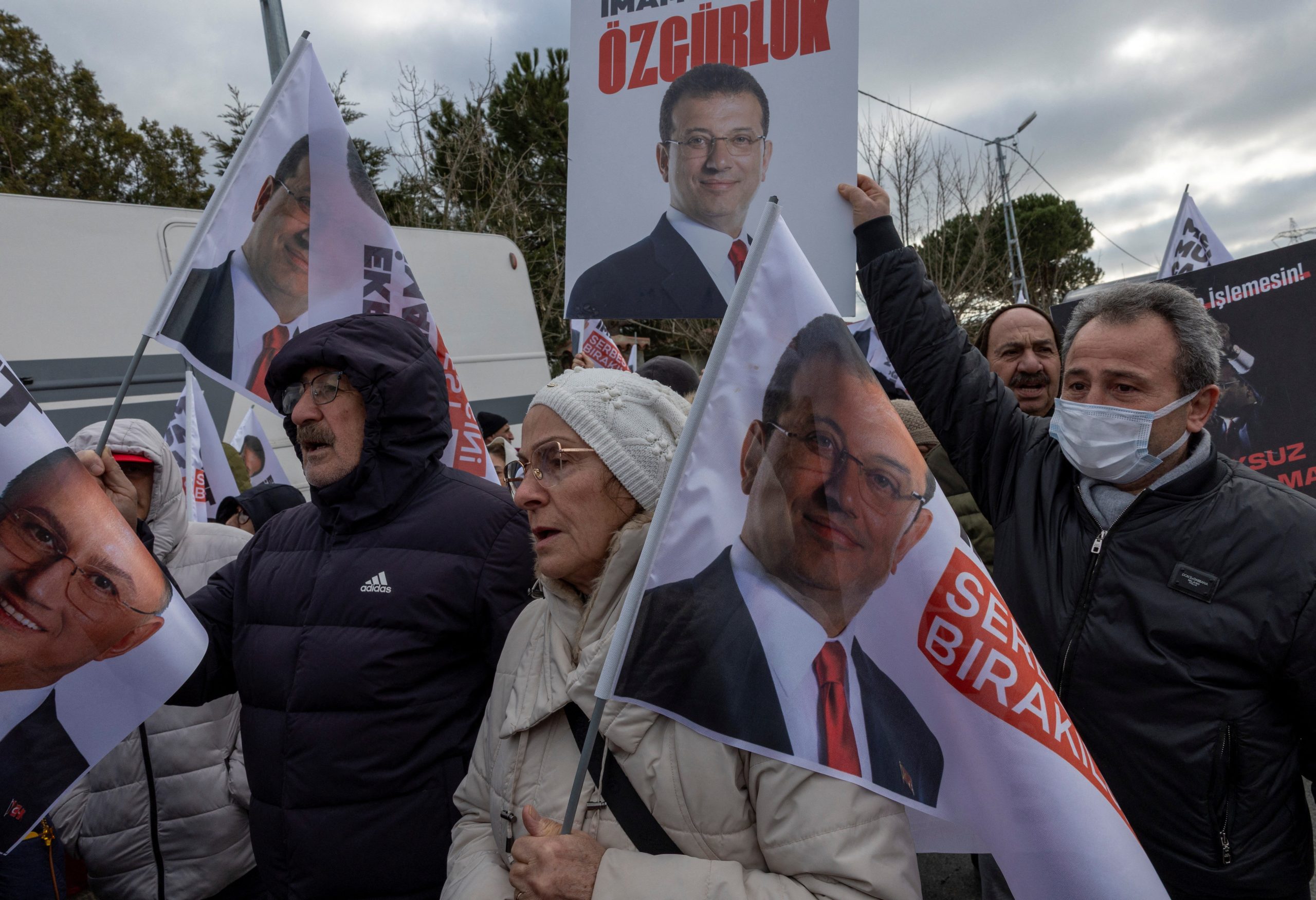 Supporters van Ekrem İmamoğlu dmeonstreren in Istanbul op de eerste dag van de rechtszitting, 9 maart 2026