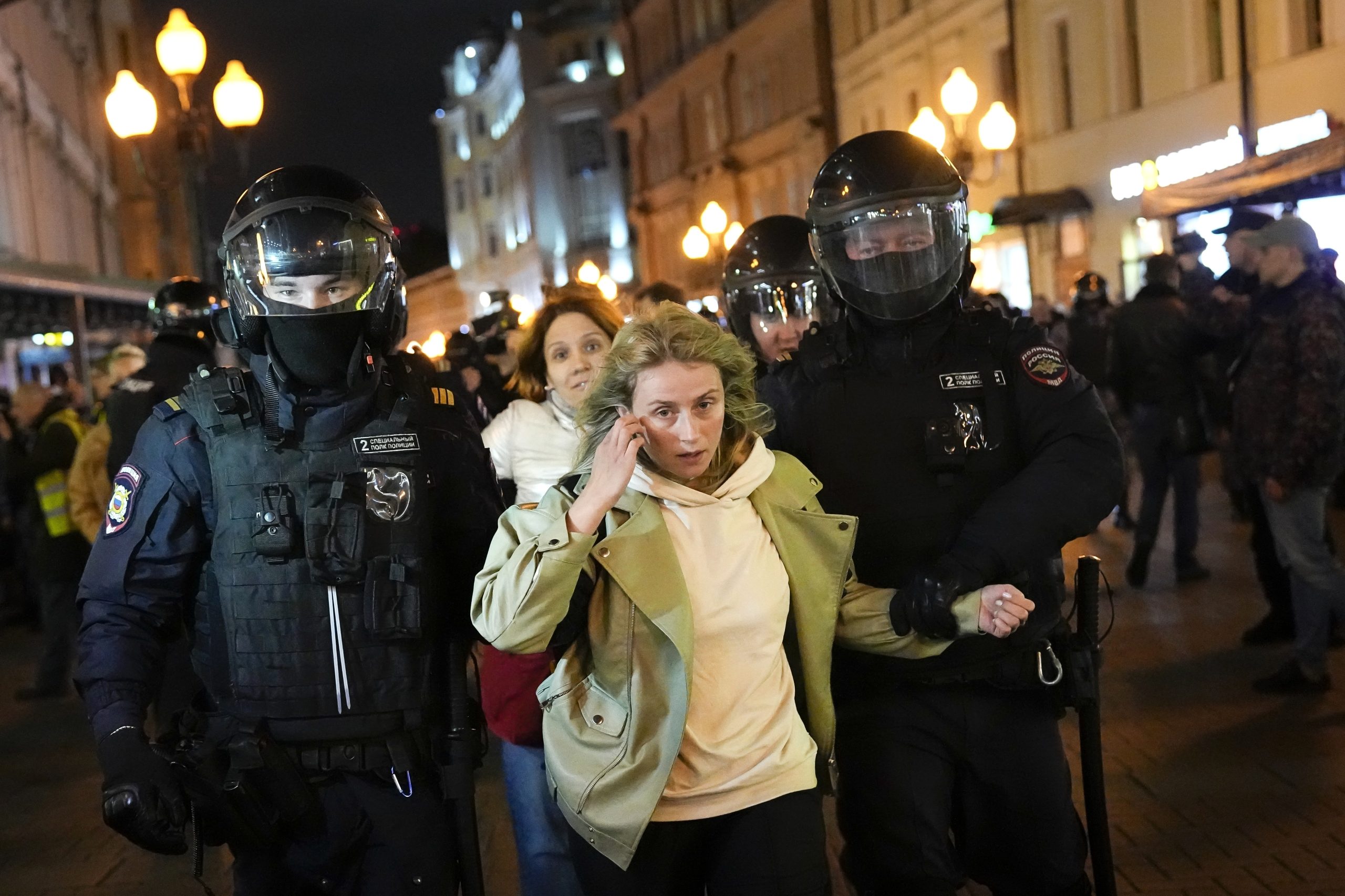 Oproerpolitie arresteert een demonstrant tijdens een protest tegen de mobilisatie in Moskou, Rusland.
