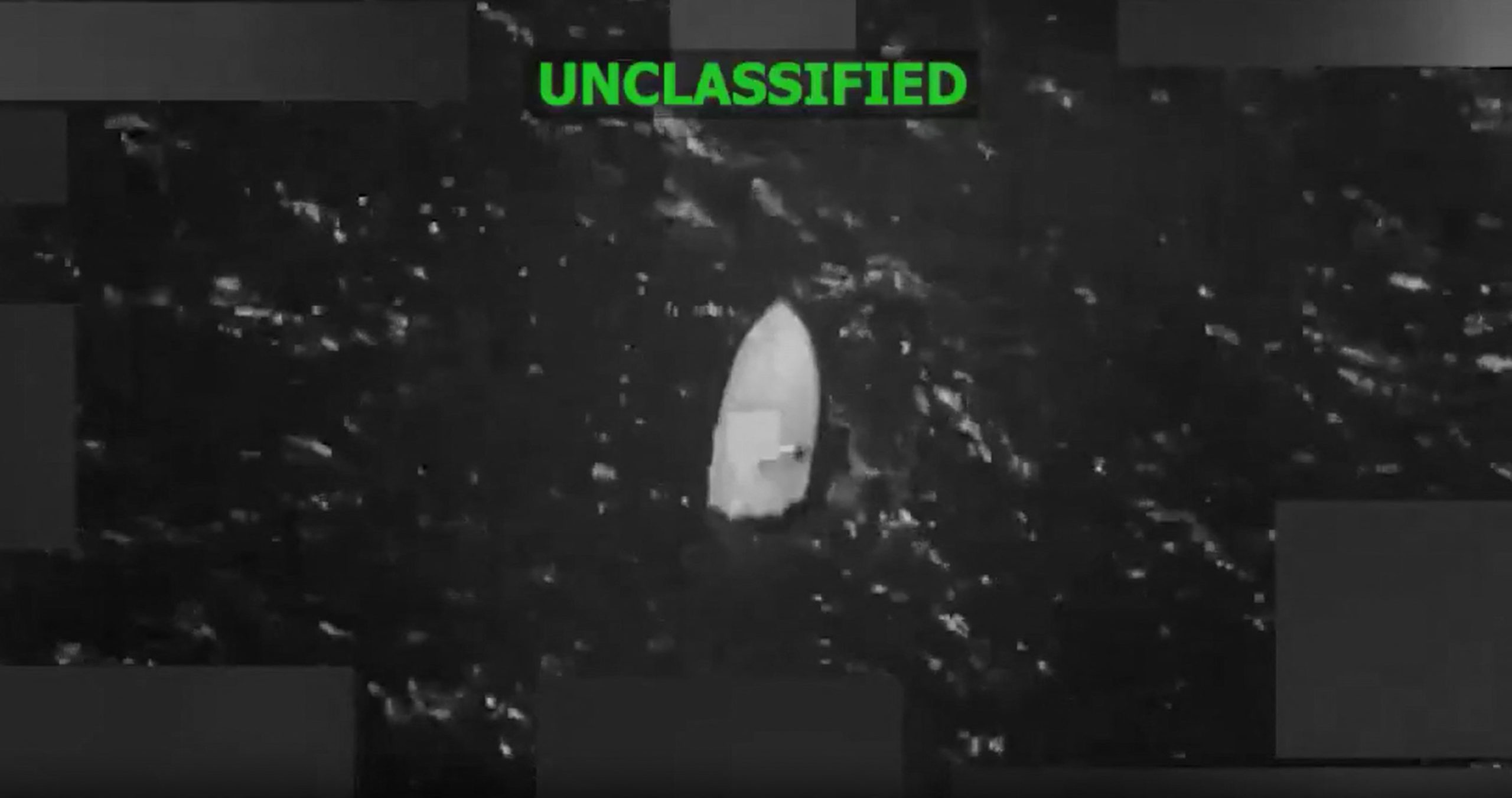 Deze schermafbeelding uit een video die op 8 maart 2026 op het X-account van het Amerikaanse Southern Command (SOUTHCOM) is geplaatst, toont een vaartuig vlak voordat het op bevel van generaal Francis L. Donovan werd geraakt, terwijl het zich op 8 maart 2026 naar verluidt op drugssmokkelroutes in het oostelijke deel van de Stille Oceaan bevond. Bij een Amerikaanse aanval op een boot die “betrokken was bij drugshandel” in het oostelijke deel van de Stille Oceaan zijn op 8 maart zes mannen omgekomen, aldus het Amerikaanse leger. Het was de laatste van tientallen aanvallen op boten die volgens Washington door drugshandelaren worden geëxploiteerd, zonder dat daarvoor bewijs wordt geleverd. Bij de Amerikaanse operaties, die in september zijn begonnen, zijn meer dan 150 mensen omgekomen. Handout / US Southern Command / AFP