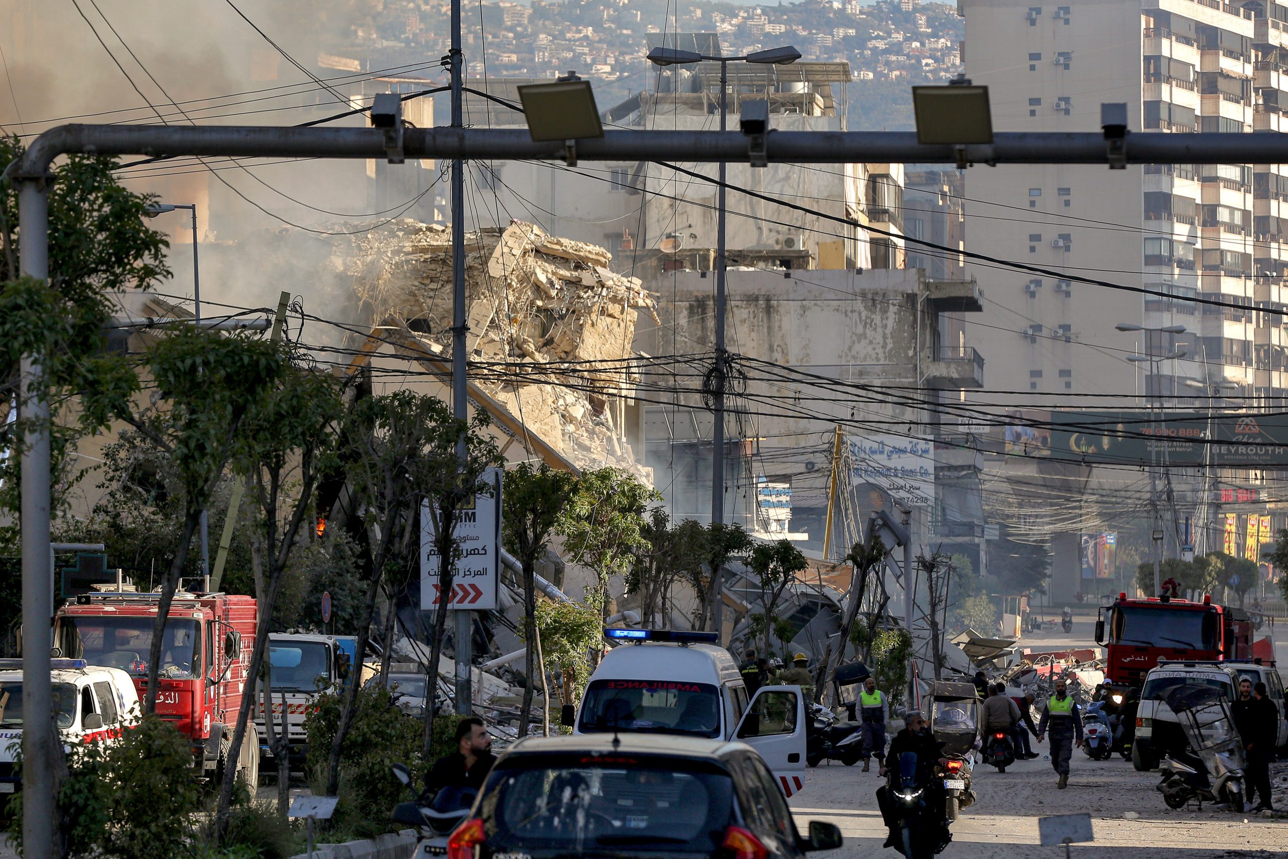 9 maart 2026, Libanon, Beiroet: Een blik op het verwoeste gebouw van Al-Qard al-Hassan, de financiële instelling van de pro-Iraanse Hezbollah, nadat het het doelwit was geworden van een Israëlische luchtaanval. Het Israëlische leger richtte zich op verschillende gebouwen van Al-Qard al-Hassan in de voorstad, nadat het in een verklaring had aangekondigd dat het de vestigingen van deze aan Hezbollah gelieerde liefdadigheidsinstelling zou aanvallen. Foto: Marwan Naamani/dpa