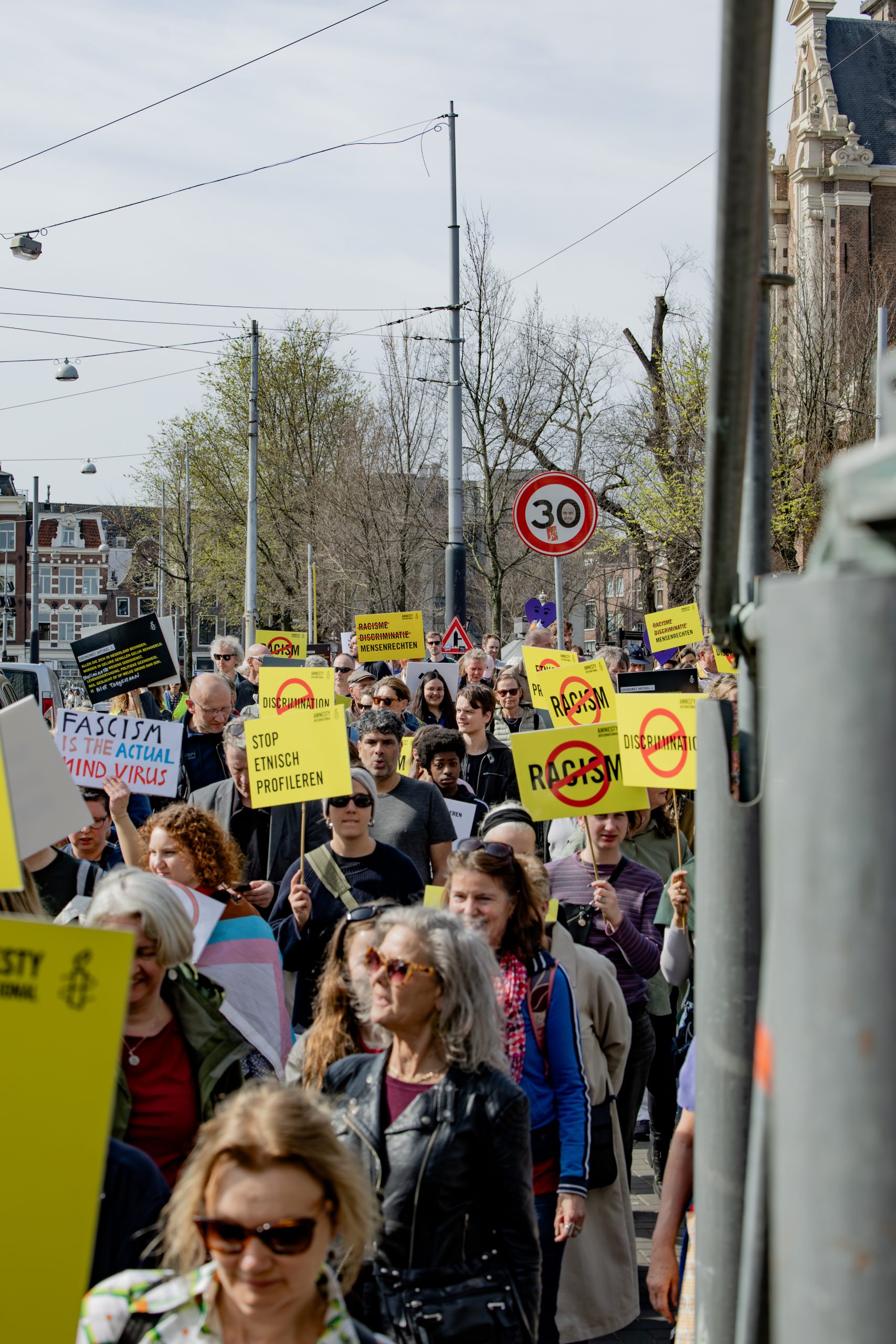 Foto van demonstratie tegen racisme en fascisme met protestborden