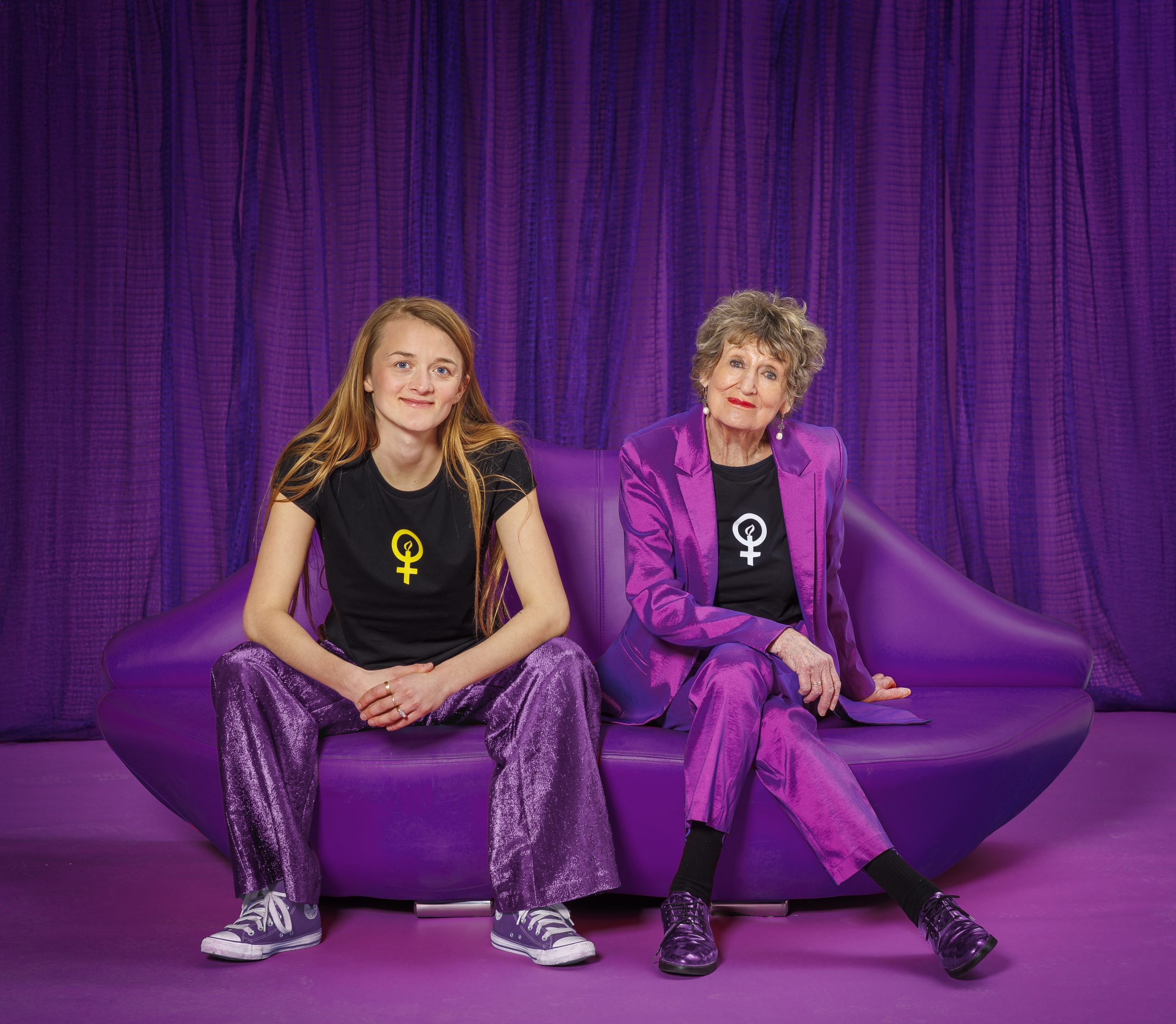 Hedy d'Ancona en Milou Deelen in feminist t-shirt