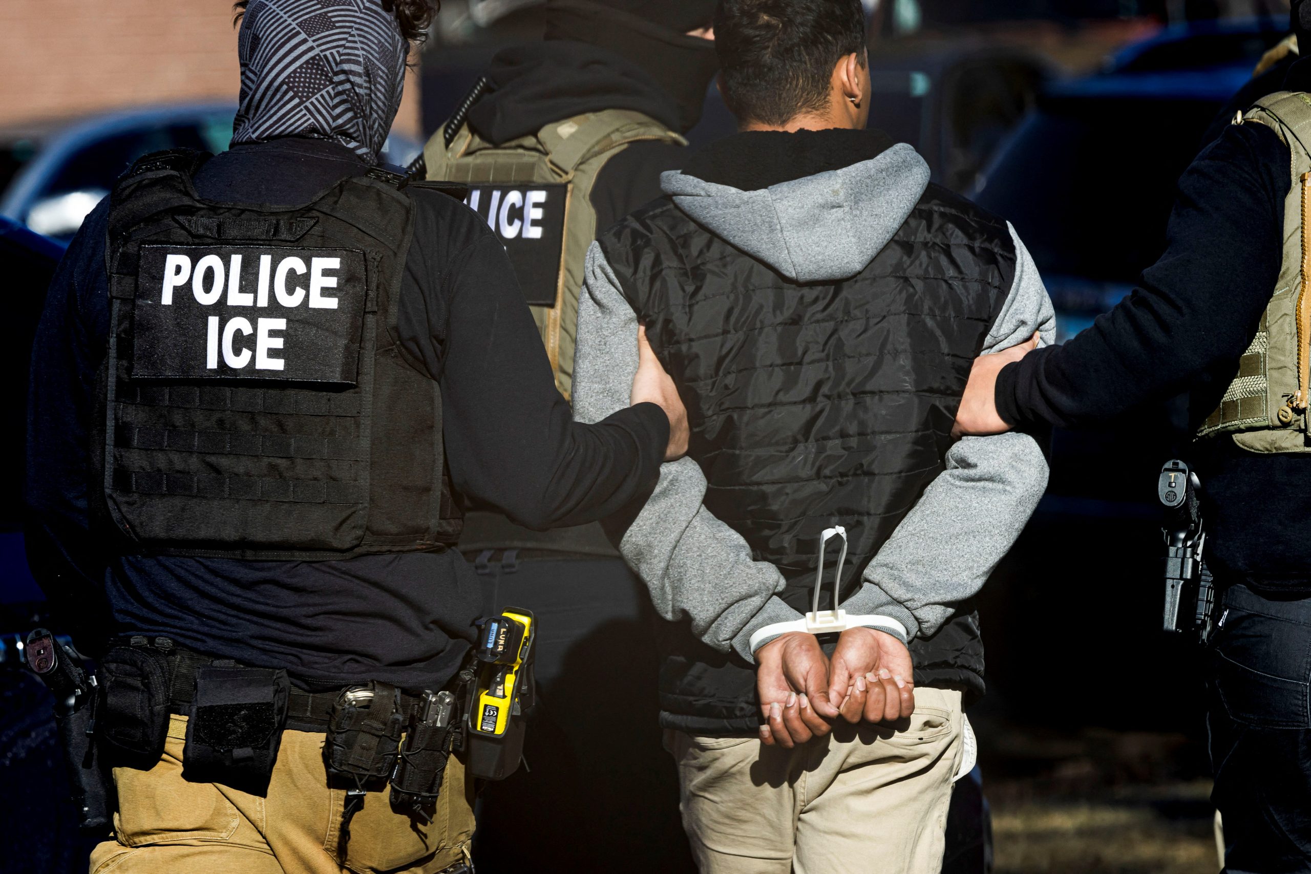 ICE-agenten pakken een man op na een inval op het Cedar Run-appartementencomplex in Denver, Colorado op 5 februari 2025.
