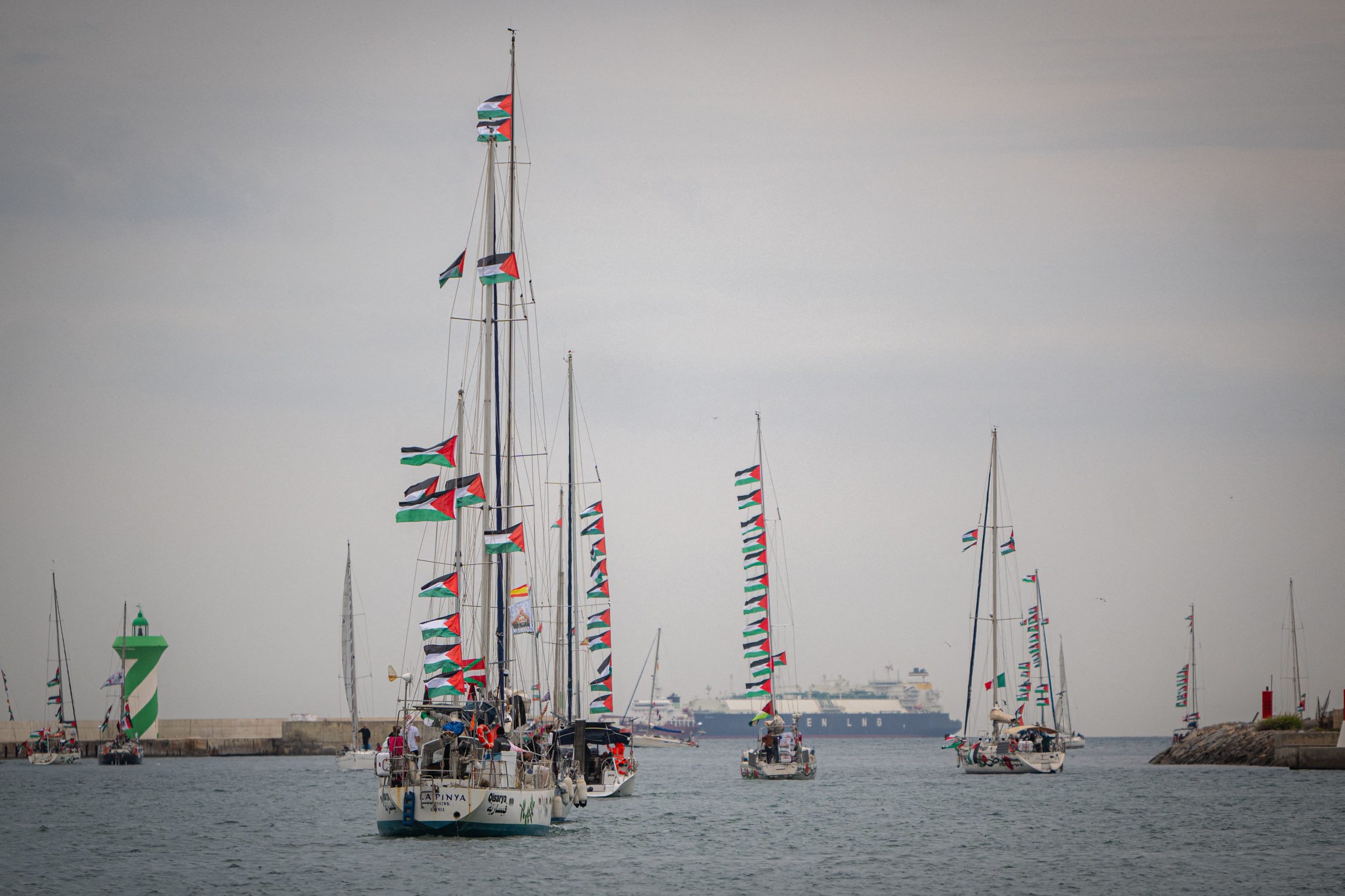 Schepen van de tweede Global Sumud Flotilla vertrekken uit Barcelona, Spanje. 12 april 2026