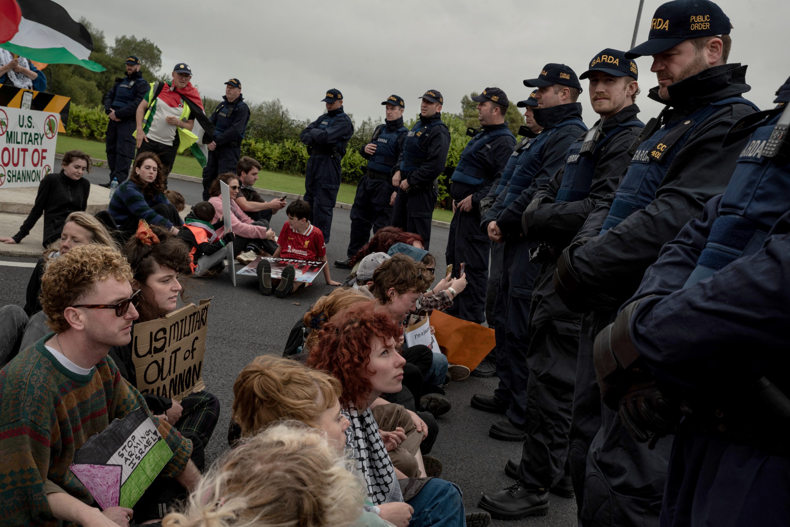 SHANNON, IERLAND - 8 SEPTEMBER: De oproerpolitie greep in toen demonstranten op 8 september 2024 in Shannon, Ierland, een weg blokkeerden. Demonstranten uit heel Ierland verzamelden zich bij Shannon Airport om hun verzet te uiten tegen het gebruik van deze locatie door het Amerikaanse leger voor militaire vluchten. Ze eisten ook een inspectie van de vliegtuigen die via Shannon Airport vliegen en riepen de Ierse regering op om sancties tegen Israël in te stellen door de wet inzake de bezette gebieden aan te nemen. Shannonwatch, de Ireland Palestine Solidarity Campaign en de Irish Anti-War Movement (IAWM) organiseerden de demonstratie, die werd gesteund door een aantal andere groeperingen. Aan het einde van de demonstratie greep de oproerpolitie in toen demonstranten de weg voor de luchthaven blokkeerden. (Foto door Natalia Campos/Getty Images)