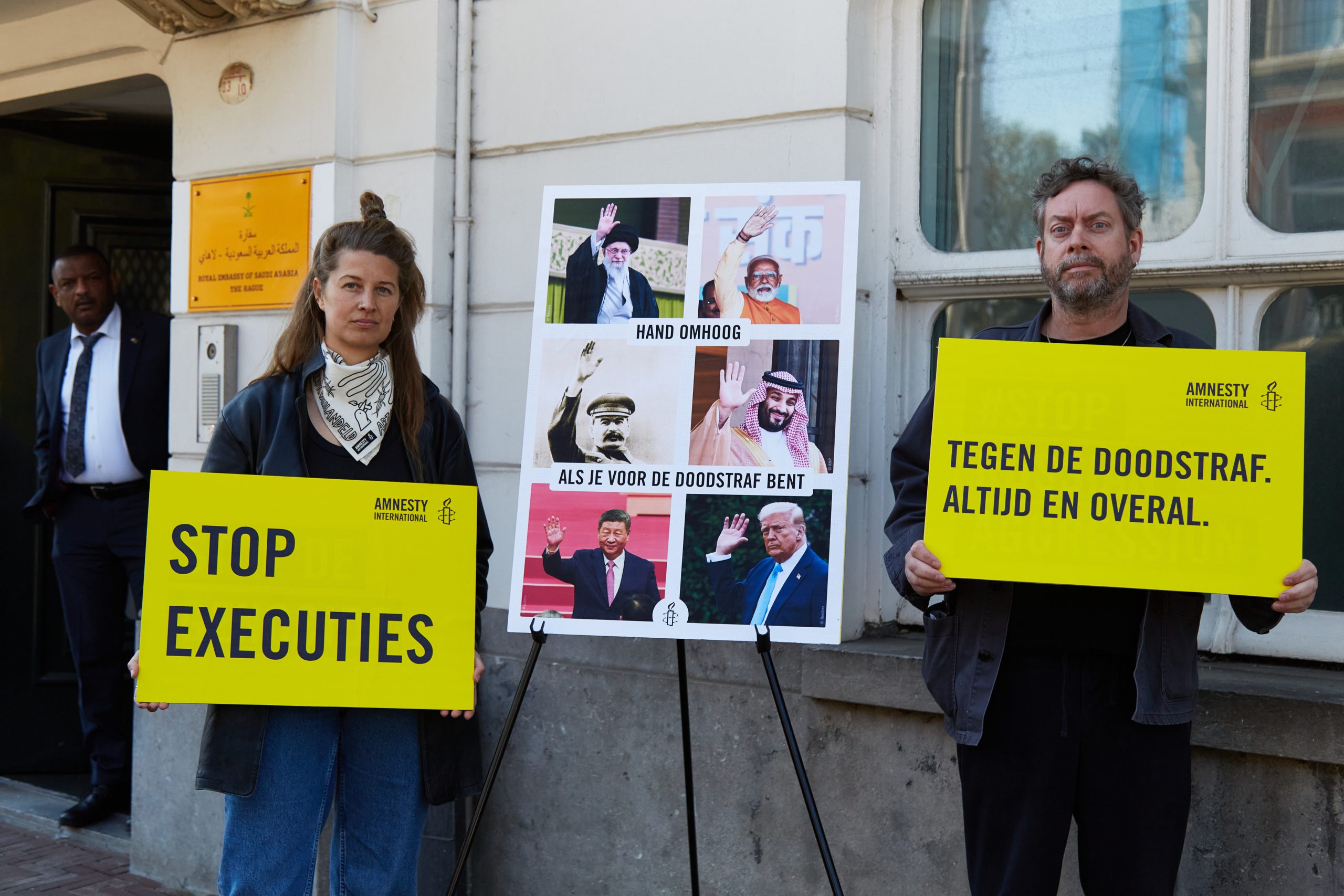 Mensenrechtenactivisten van Amnesty International staan ​​op 8 april 2025 met een protestbord voor de ambassades van Saoedi-Arabië, China en Iran in Den Haag, Nederland.