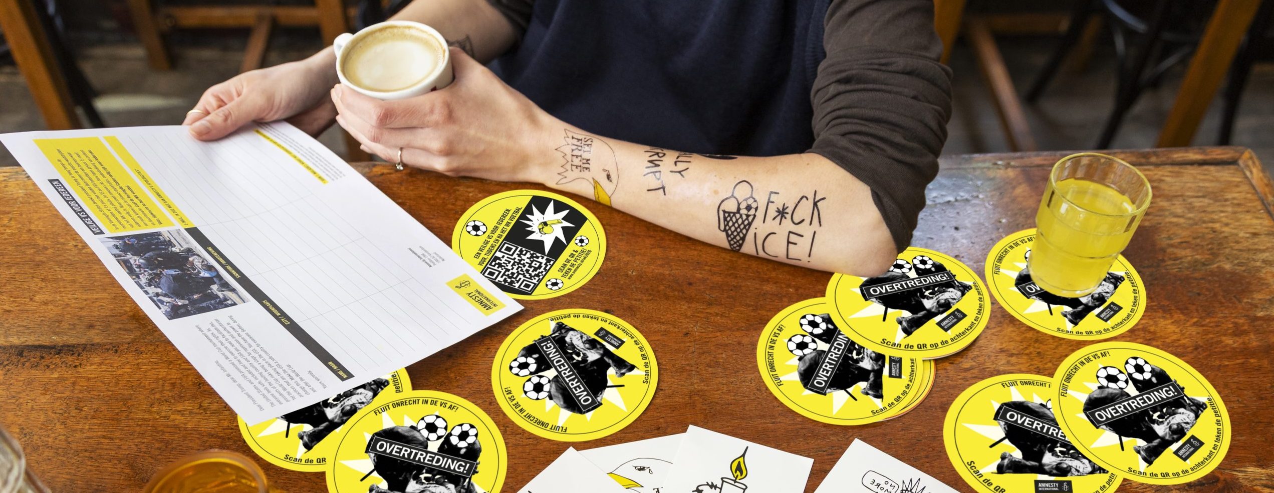 Amnesty's WK Watch Party-pakket met pubquiz, bierviltjes, plaktattoos, poster en (online) petitie.
