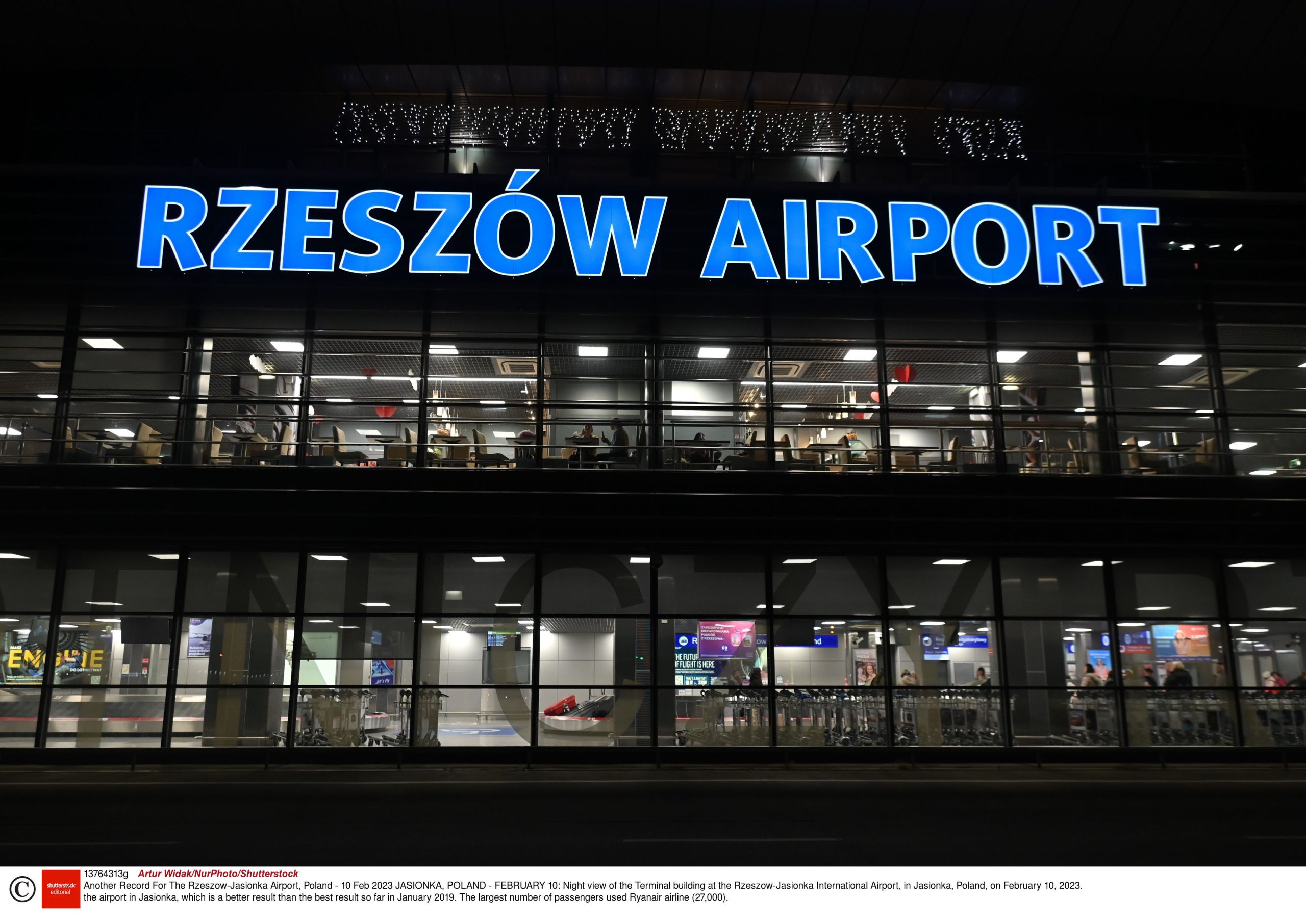 Nachtfoto van het terminalgebouw op de internationale luchthaven Rzeszów-Jasionka in Jasionka, Polen, op 10 februari 2023.