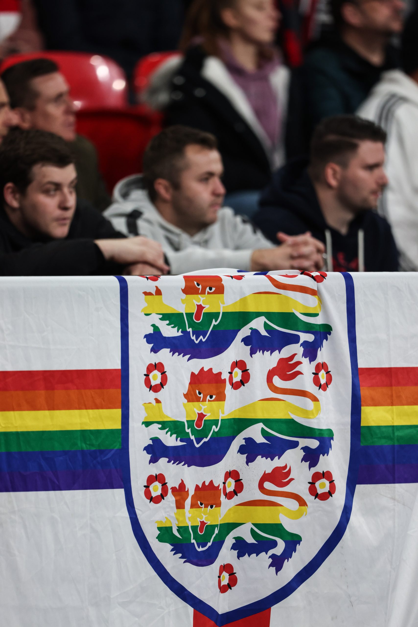 Een lhbtqia+-vlag hangt voor supporters tijdens een kwalificatiewedstrijd voor het WK 2022 tussen Engeland en Hongarije op 12 oktober 2021 in het Wembley-stadion in Londen.