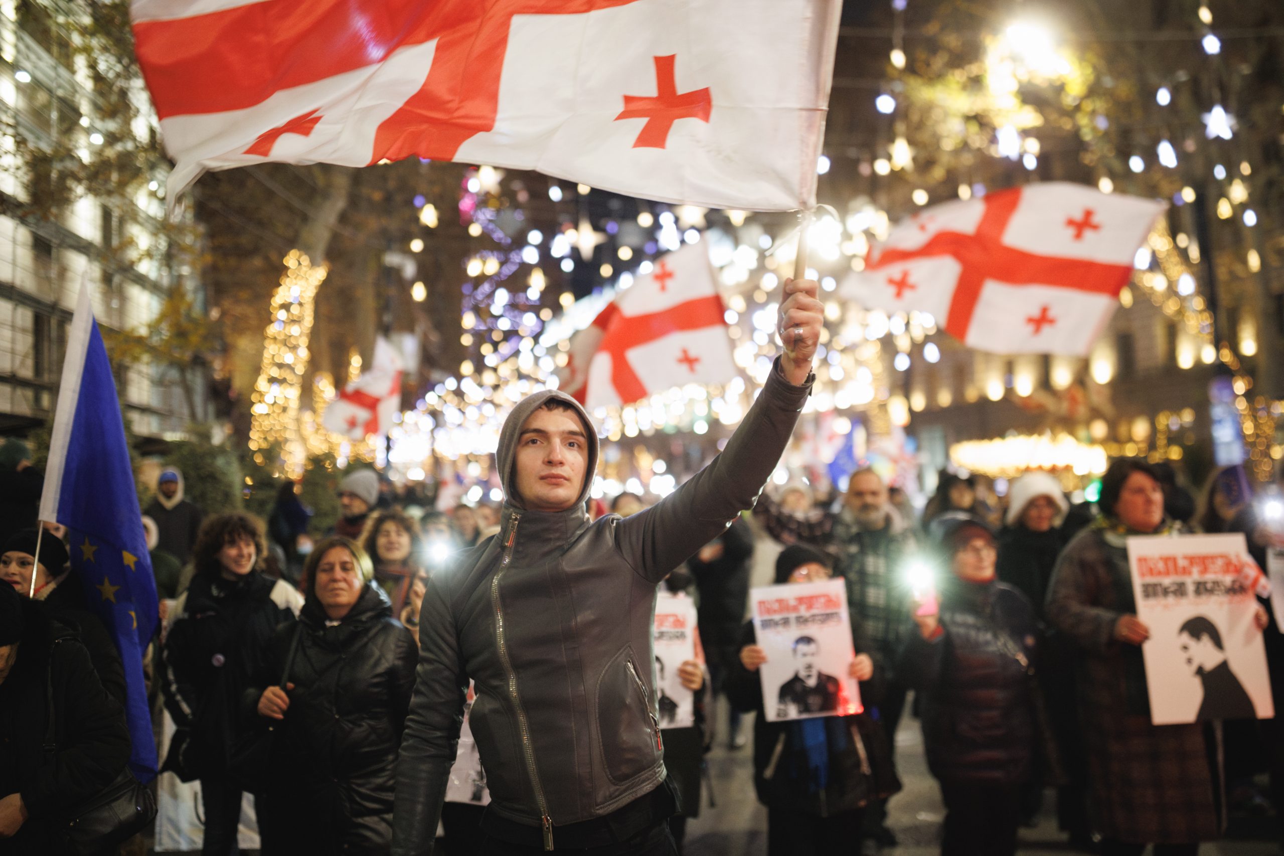 Demonstranten marcheren over de Rustavelilaan op de 395e dag van de protesten in Tbilisi, Georgië, op 27 december 2025.