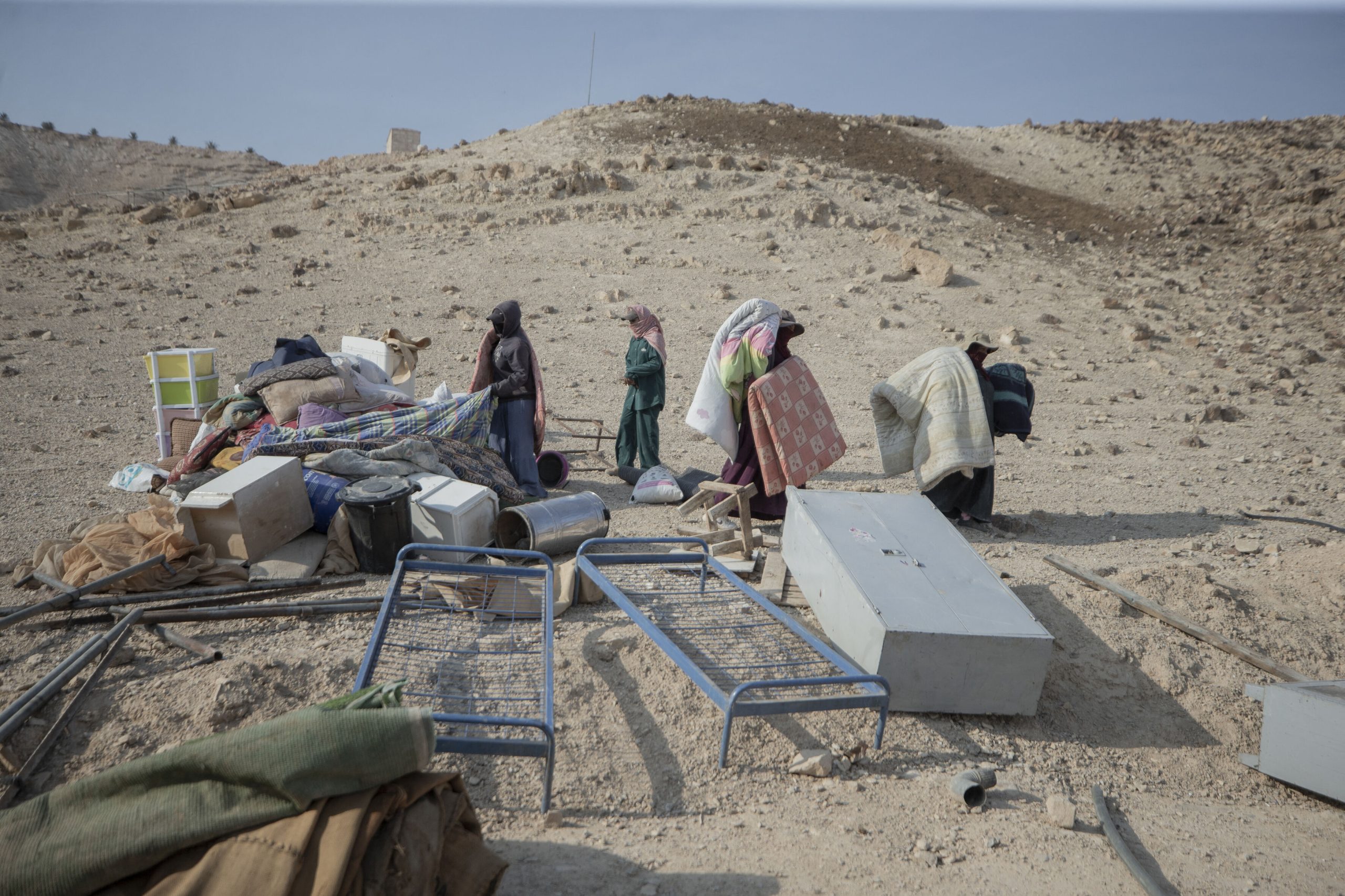 De familie Mleihat bij hun aankomst in een nieuw kamp in Ras Ein Al-Auja, op de Westelijke Jordaanoever, op 28 november 2025. De familie, die sinds de Nakba herhaaldelijk is ontheemd, werd gedwongen de nabijgelegen gemeenschap Al-Awsaj te verlaten.