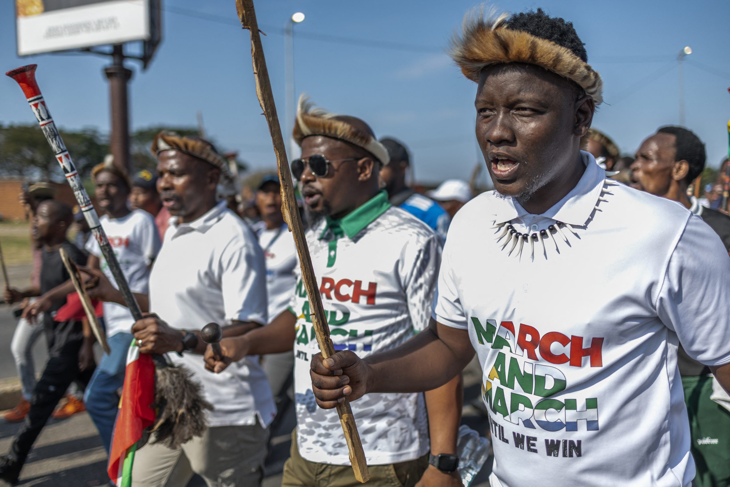 Demonstranten van de beweging 'March and March' scanderen leuzen tijdens een demonstratie in de township Umlazi, ten zuidwesten van Durban, Zuid-Afrika, op 22 juni 2026.