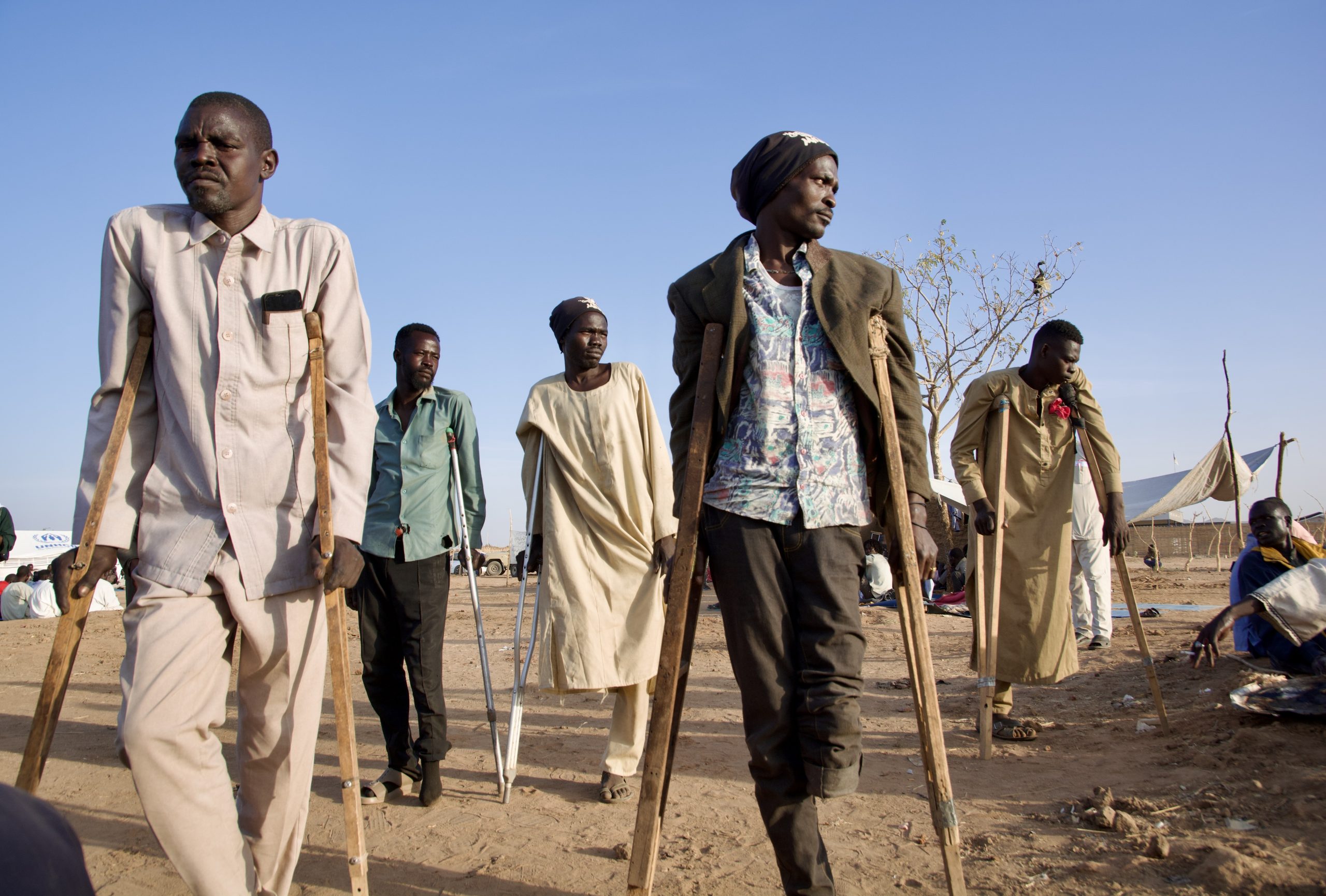 Honderden gewonden uit El Fasher in Darfur, Sudan, voornamelijk mannen, maar ook vrouwen en kinderen, zijn erin geslaagd om op eigen kracht Tawila in Soedan te bereiken (januari 2026). Ze raakten gewond door kogels, beschietingen of drone-aanvallen, hetzij in El Fasher, hetzij tijdens hun vlucht (januari 2026).