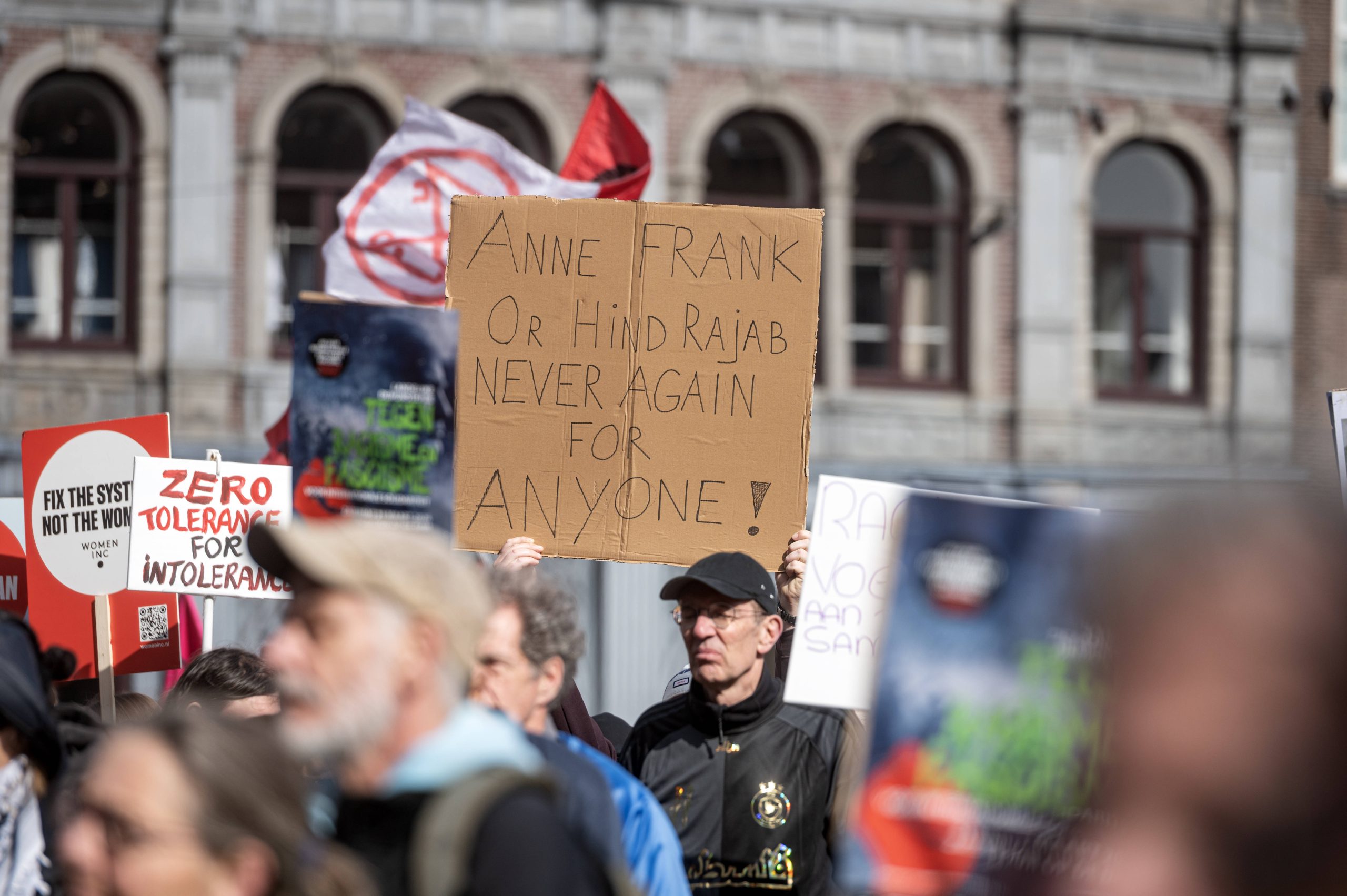 Een protestbord tijdens een antiracismedemonstratie in Amsterdam, 21 maart 2026. Dit bord is ter illustratie, het is niet afgepakt door de politie.