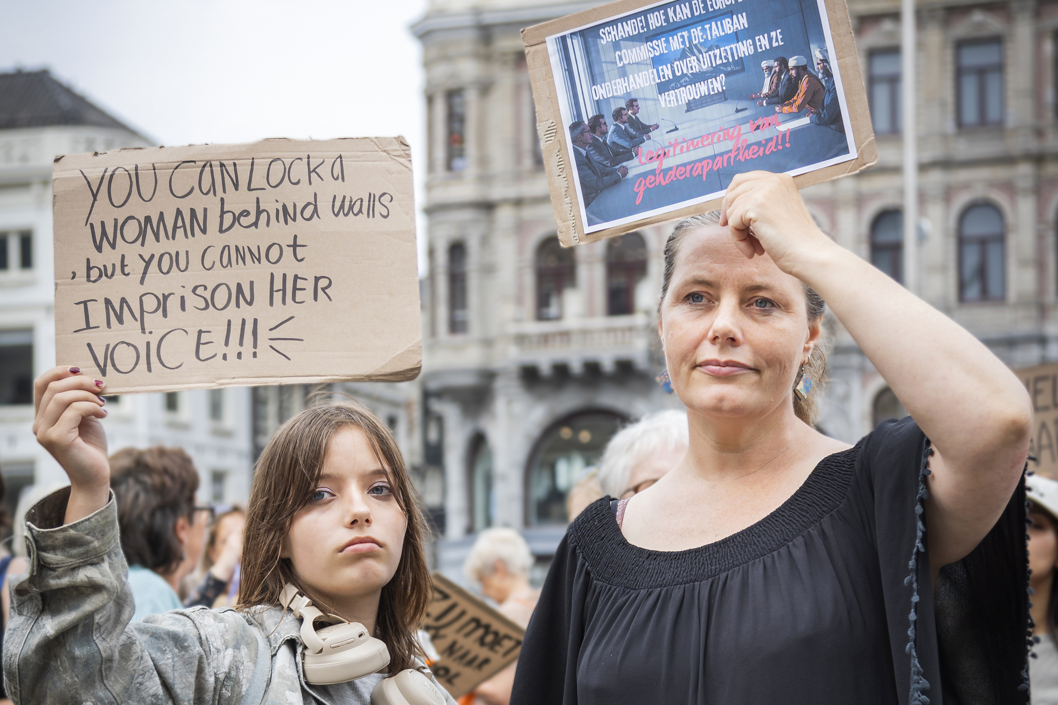 Solidariteitsdemonstratie met Afghaanse vrouwen op de Dam in Amsterdam op 15 augustus 2026, vijf jaar na de machtsovername van de Taliban